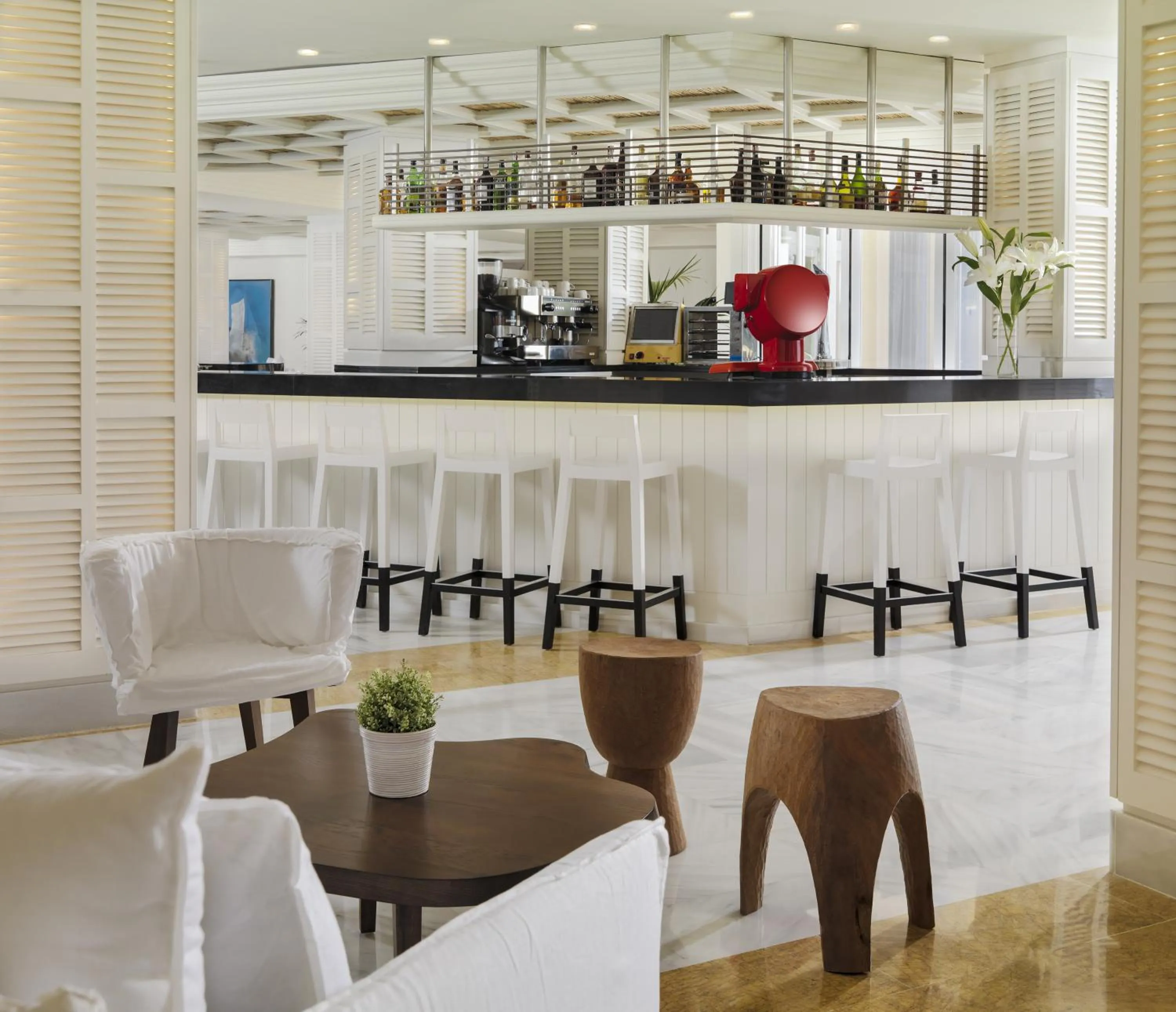 Lounge or bar in Boutique Hotel H10 Blue Mar - Adults Only