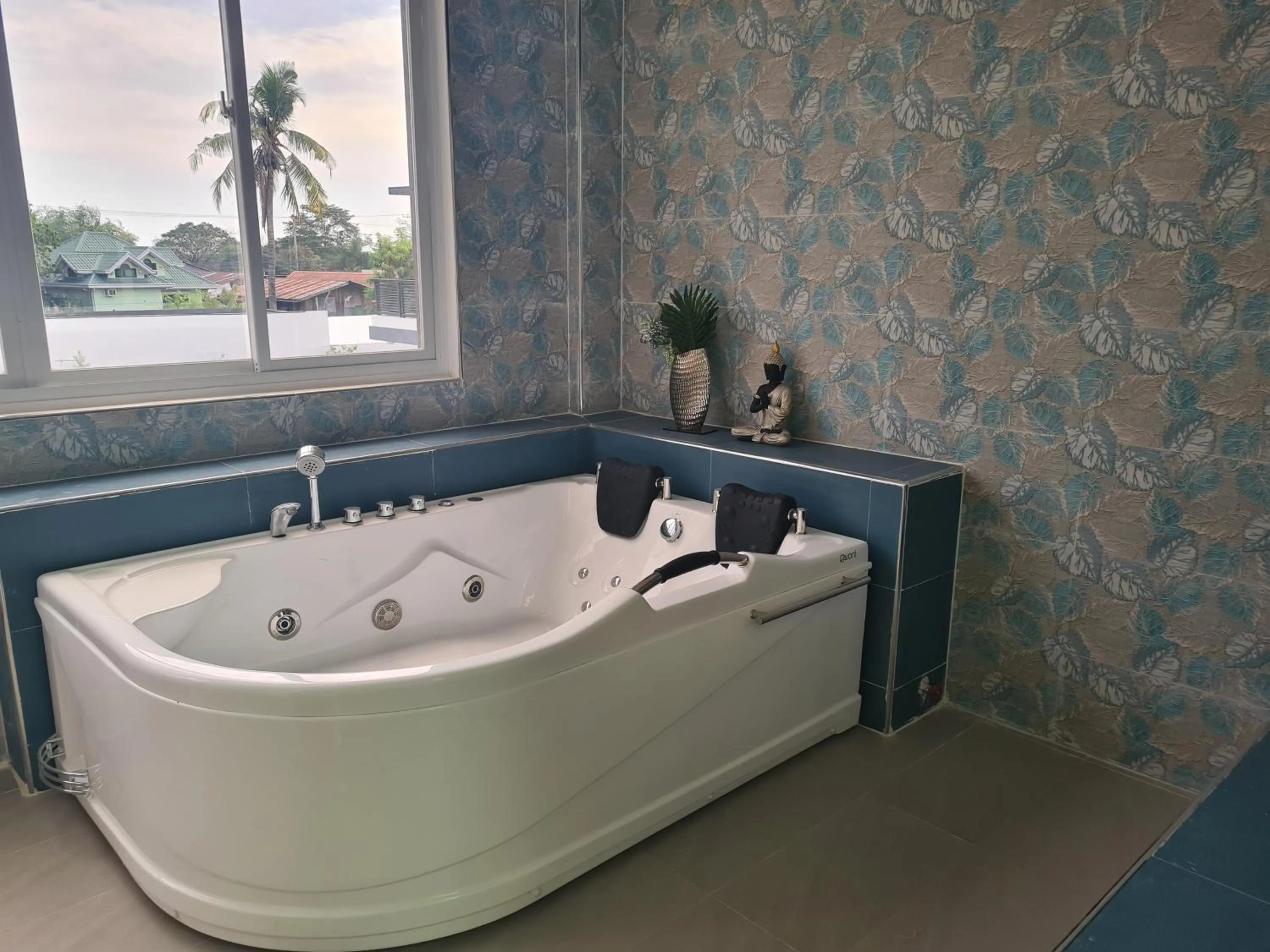 Hot Tub in Dampa Poolside Events & Accommodation