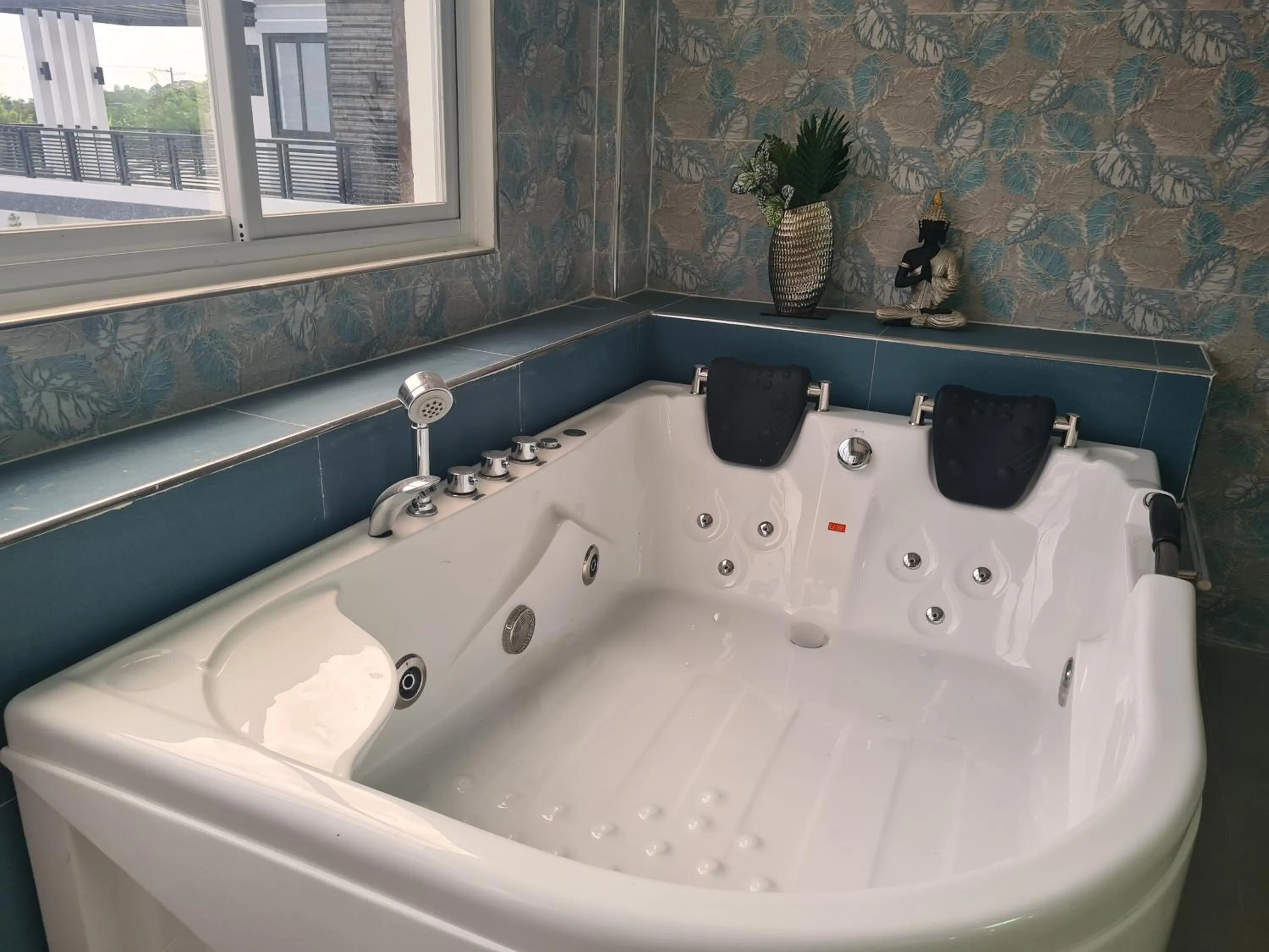 Hot Tub in Dampa Poolside Events & Accommodation