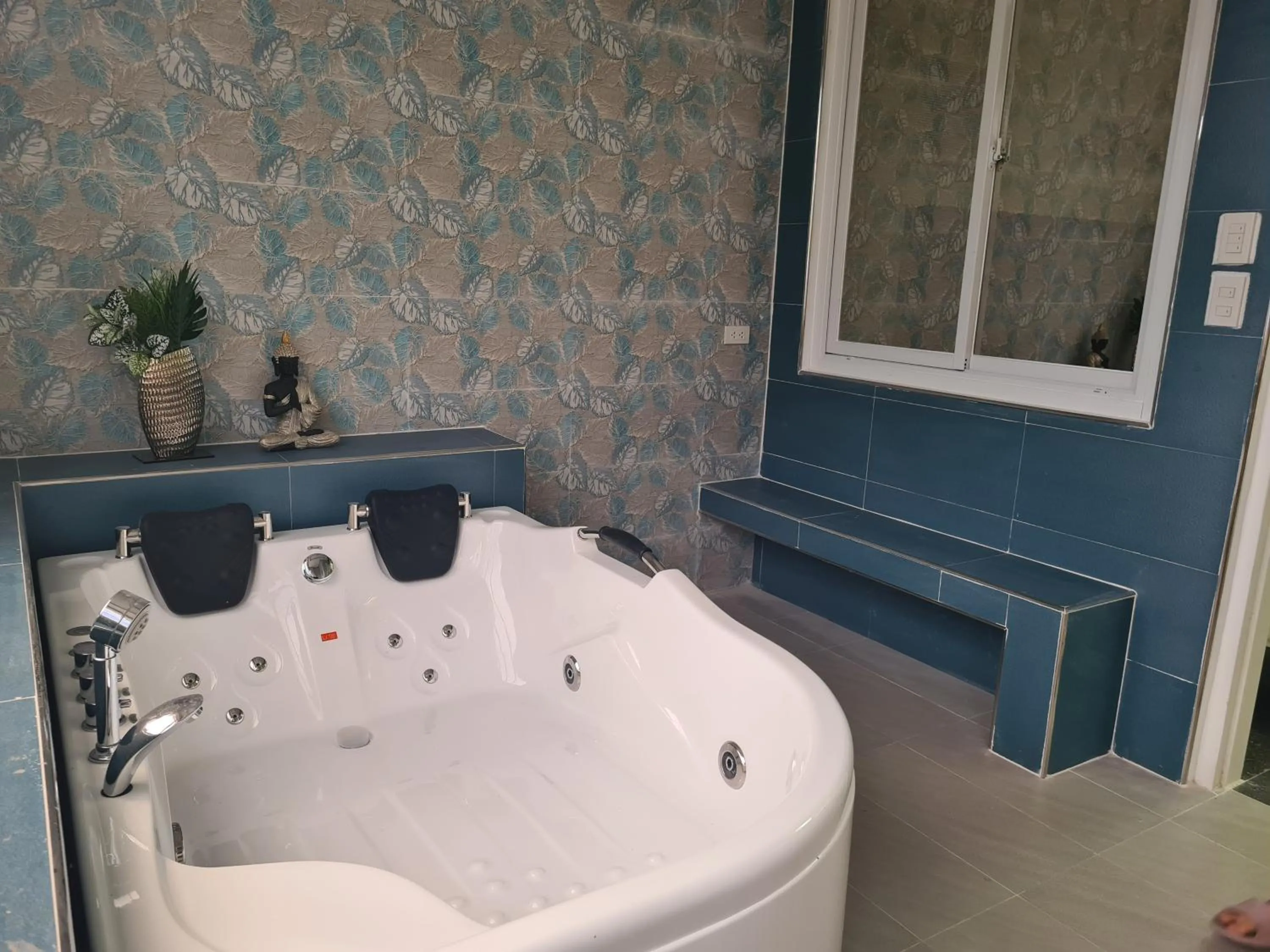 Hot Tub in Dampa Poolside Events & Accommodation