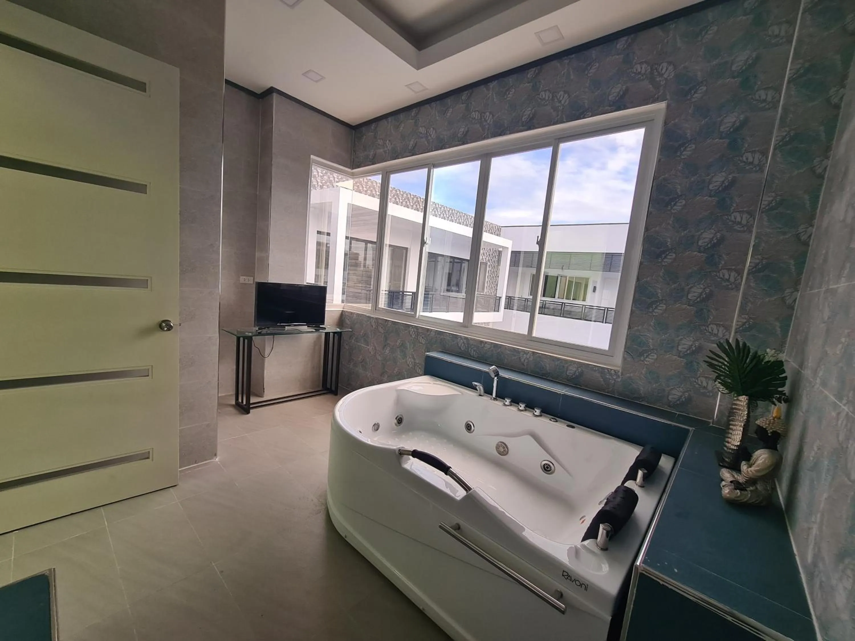 Hot Tub in Dampa Poolside Events & Accommodation