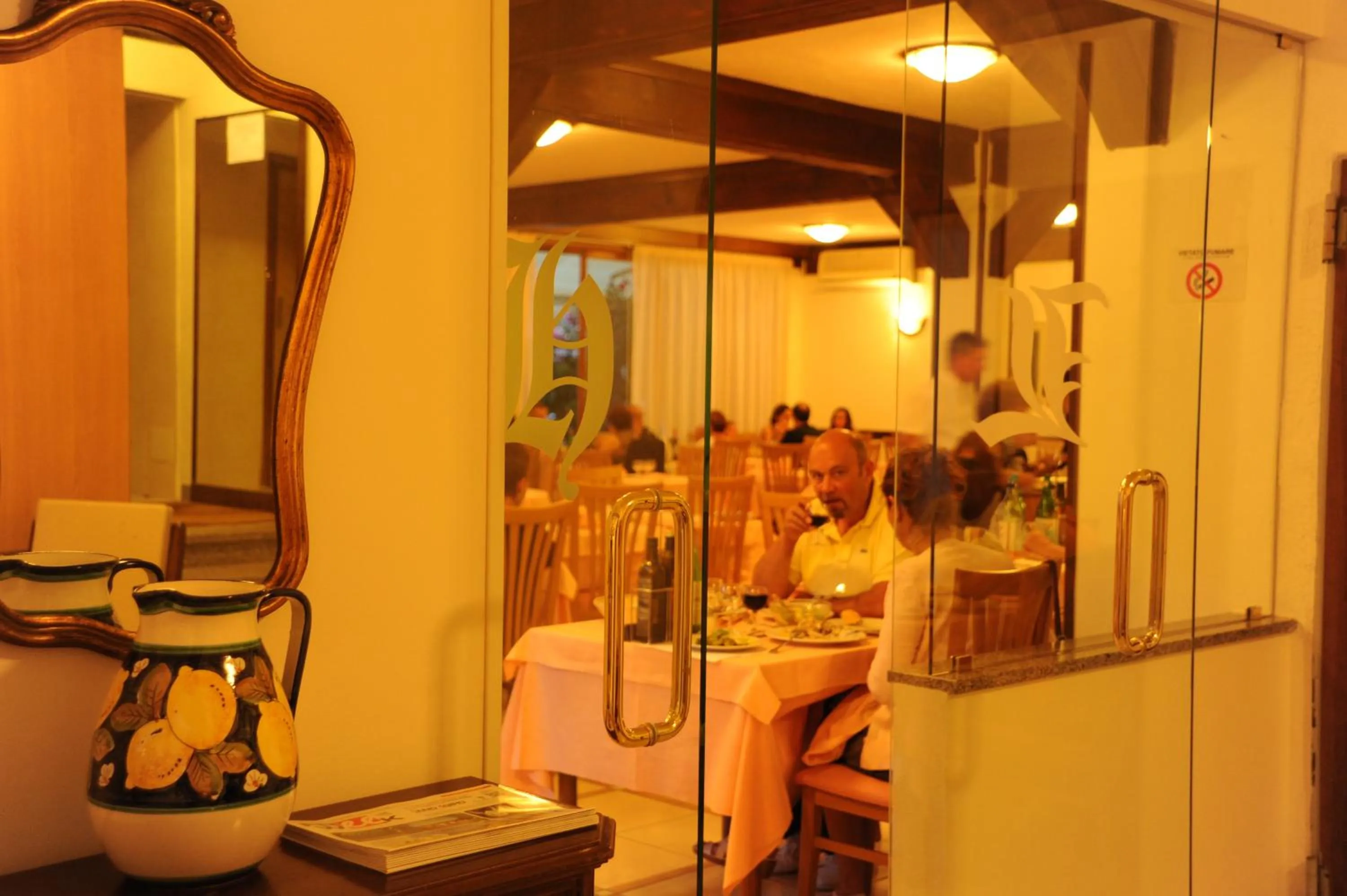 Restaurant/places to eat in Hotel Lilly