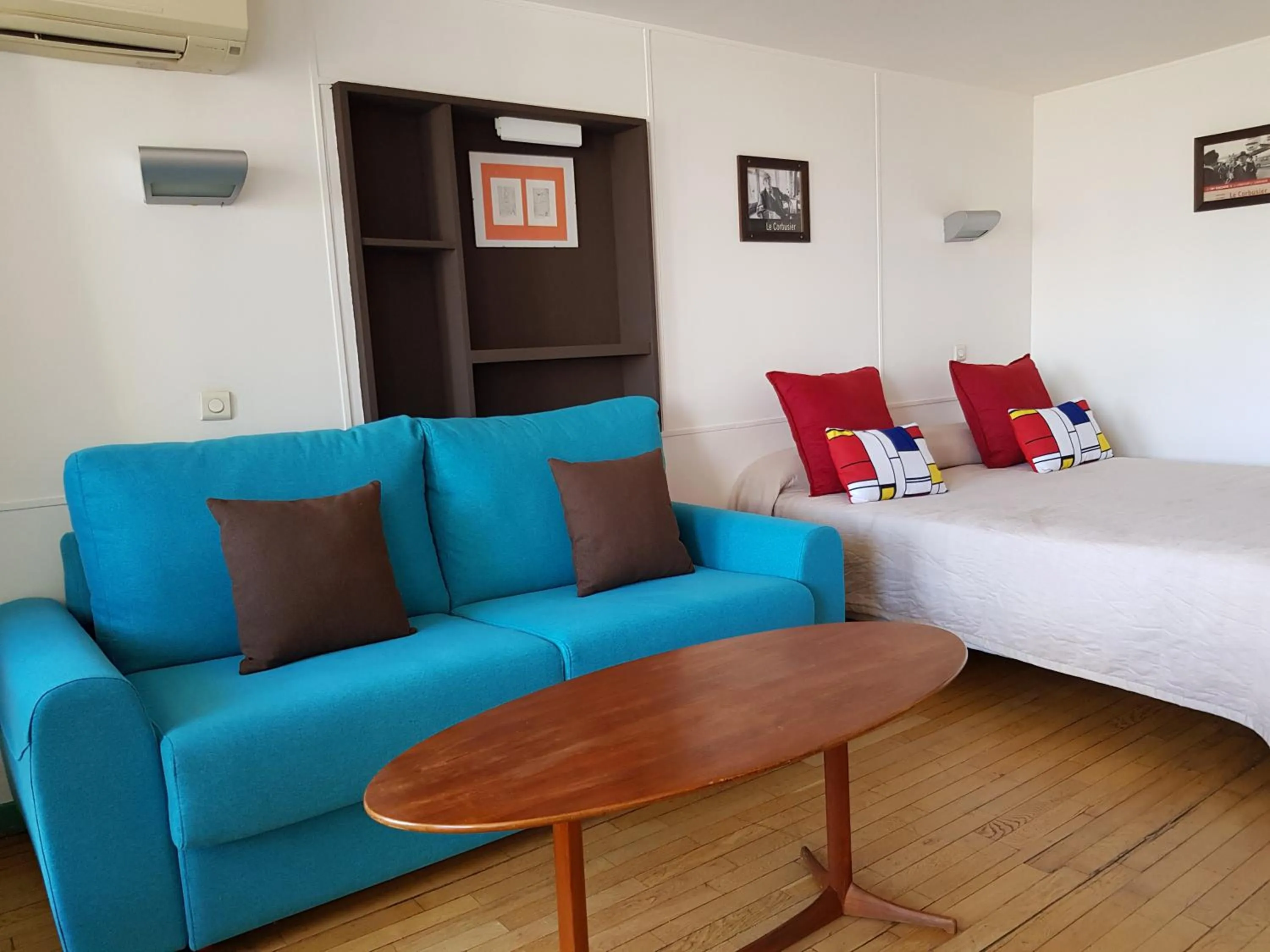 Seating area, Bed in Hotel le Corbusier