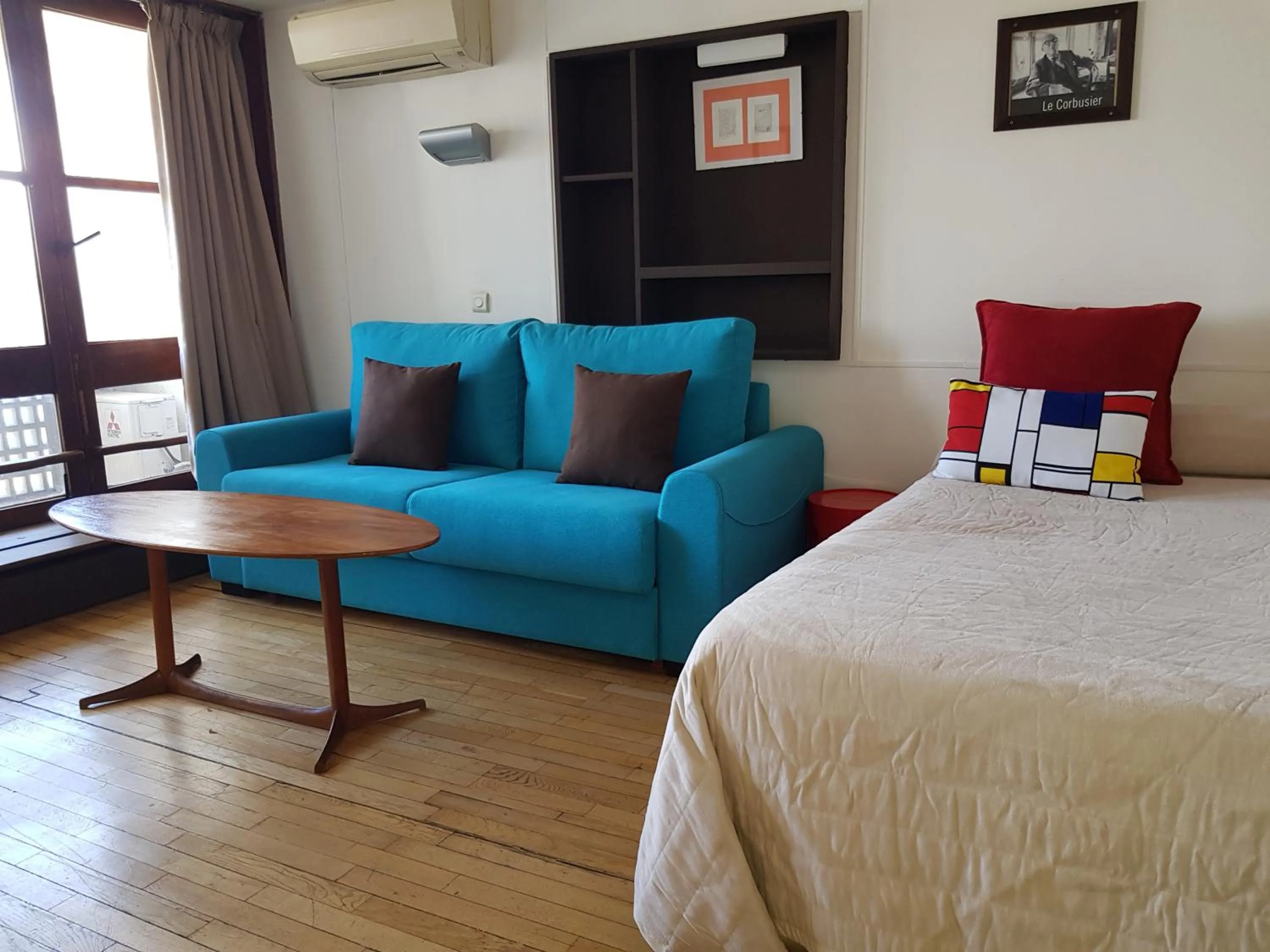 Seating area, Bed in Hotel le Corbusier