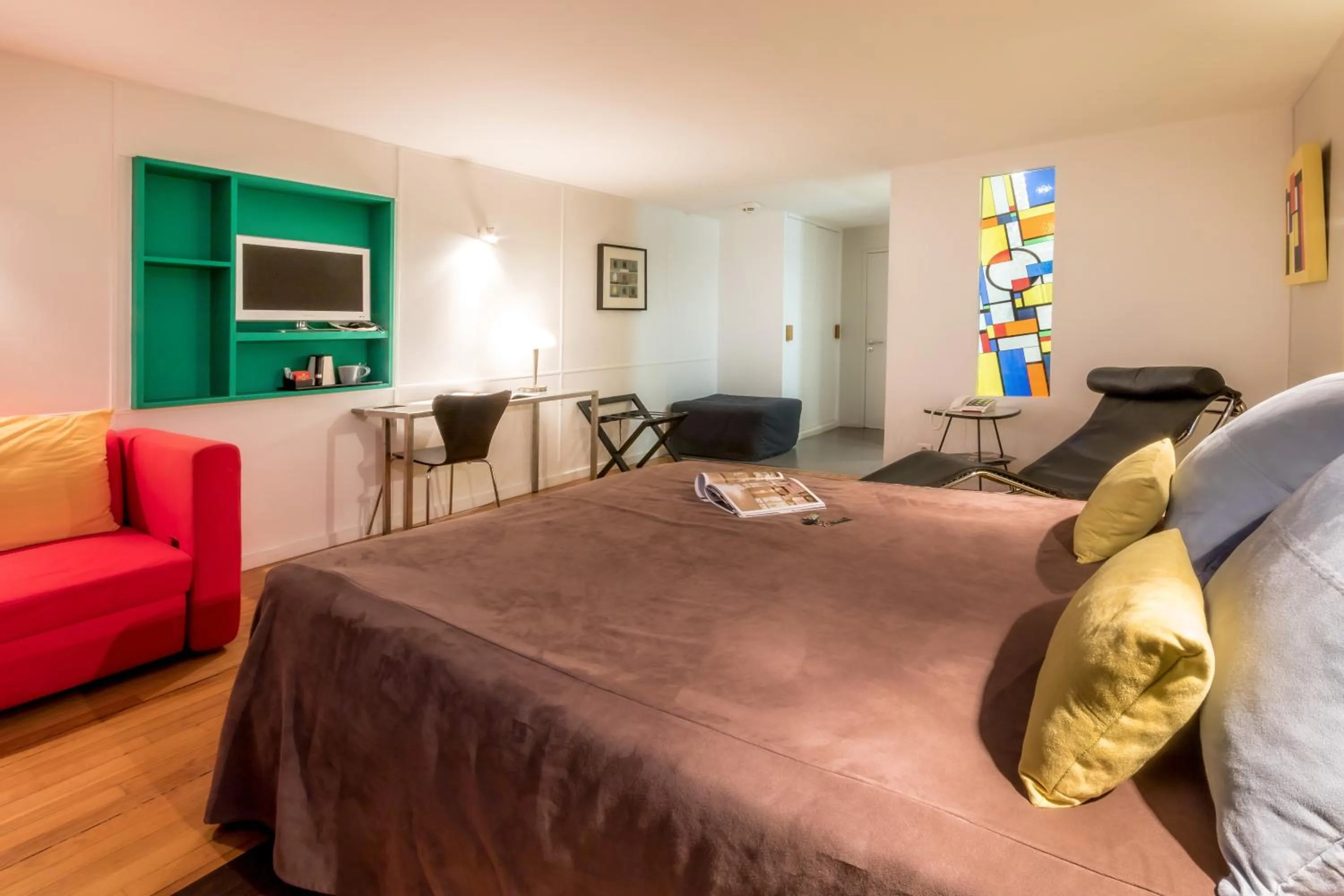 Photo of the whole room in Hotel le Corbusier