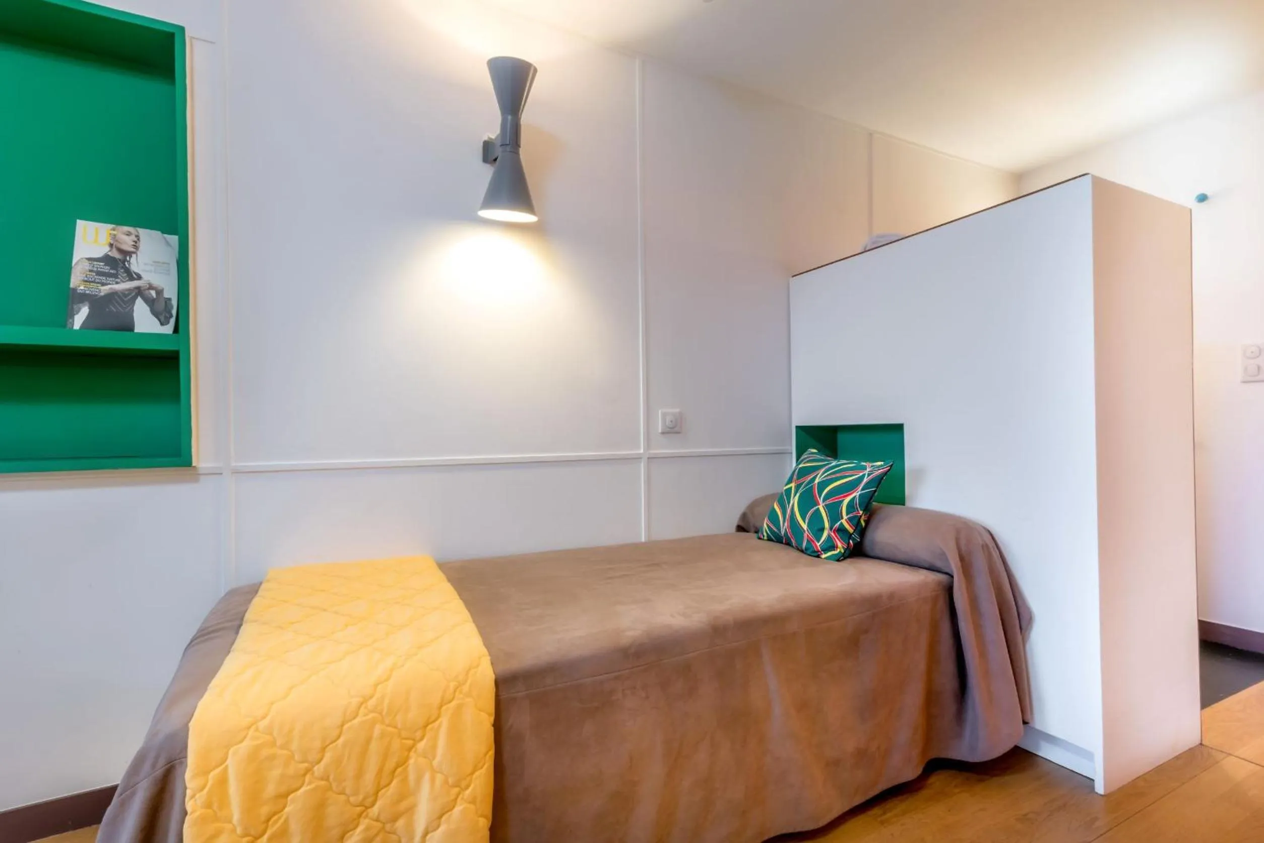 Photo of the whole room, Bed in Hotel le Corbusier