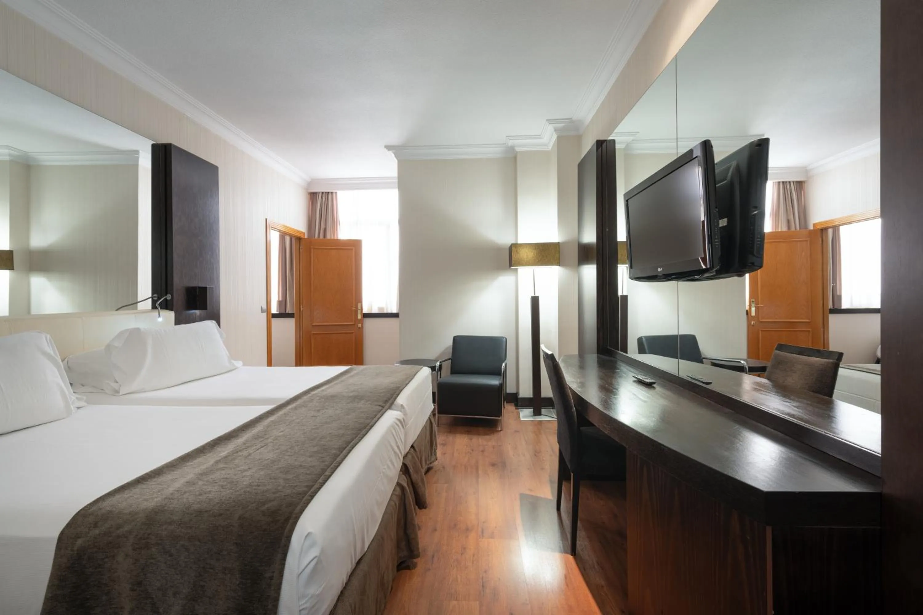 Photo of the whole room, Bed in Hotel Saray