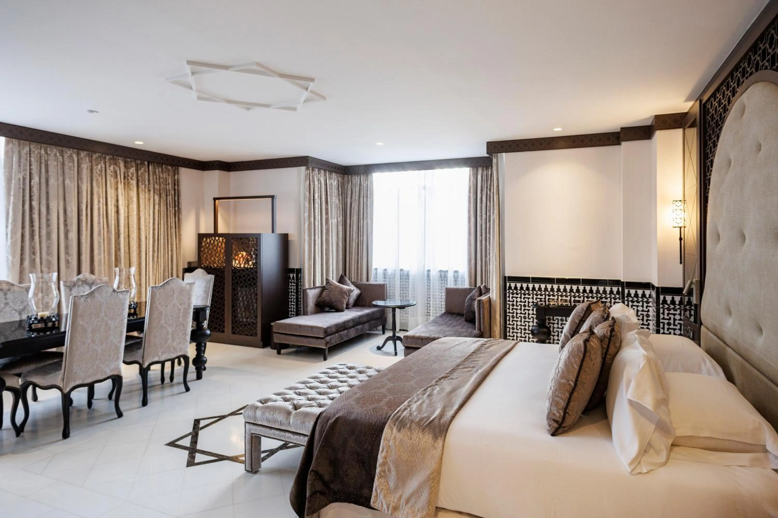 Living room, Bed in Hotel Saray