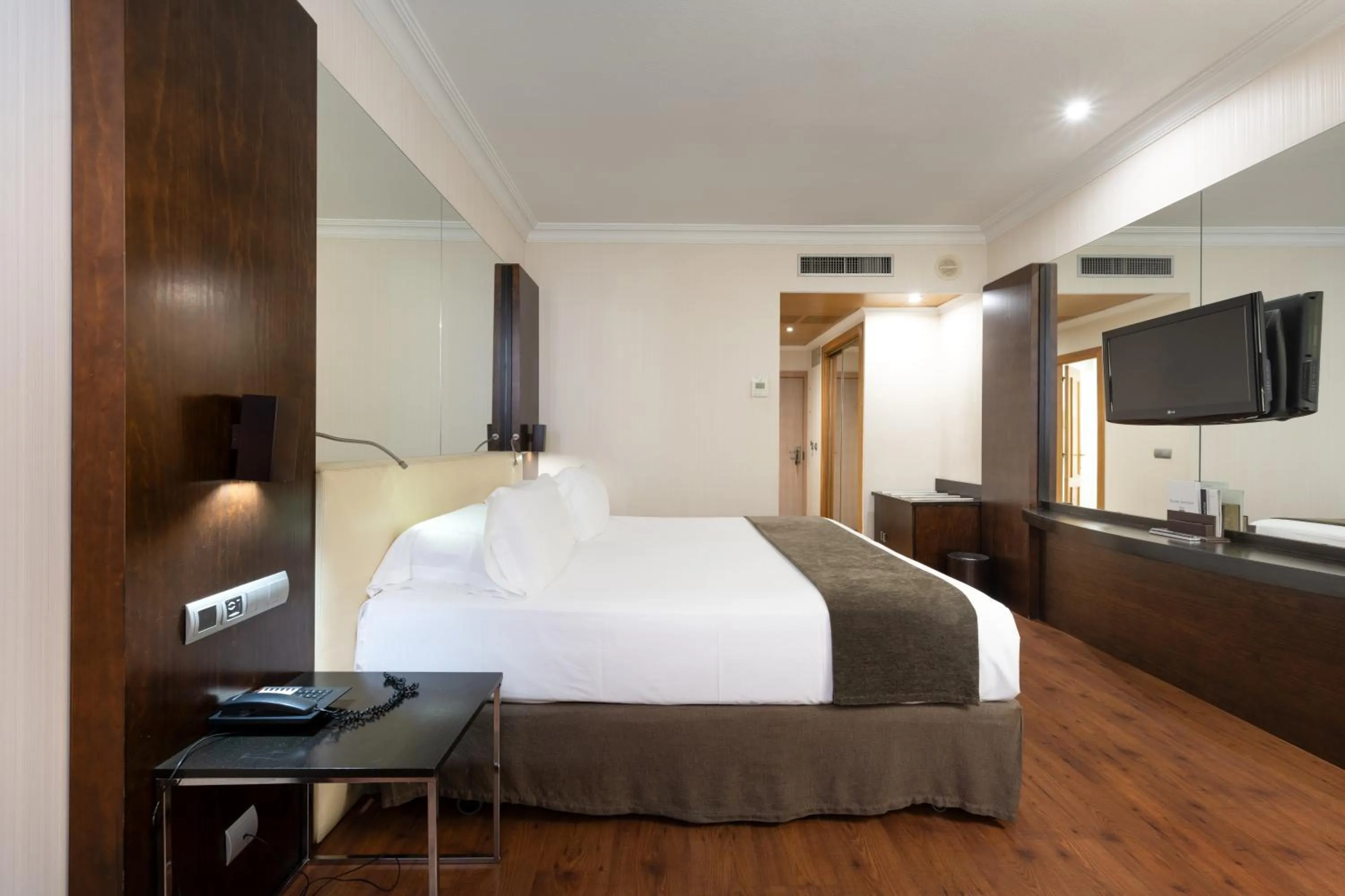 Photo of the whole room, Bed in Hotel Saray