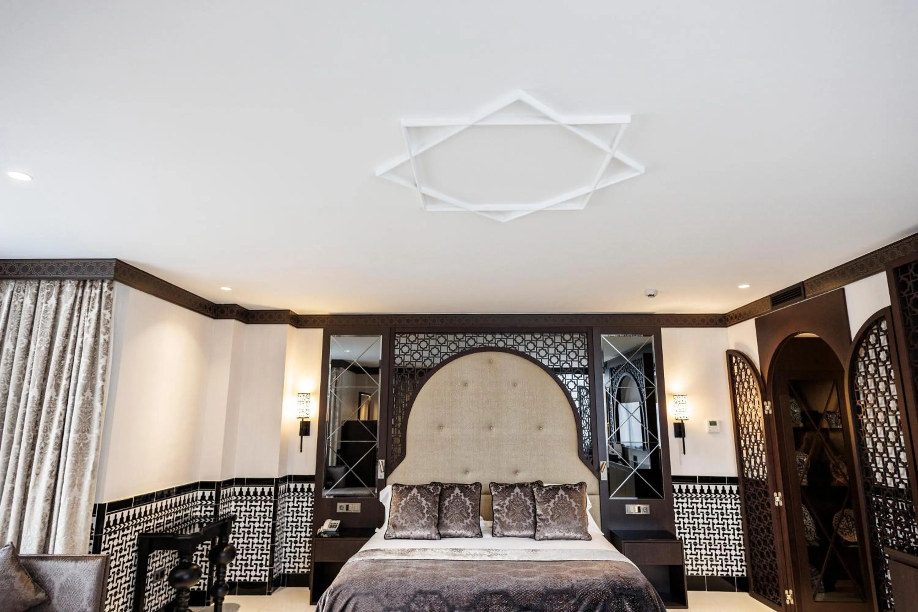 Photo of the whole room, Bed in Hotel Saray