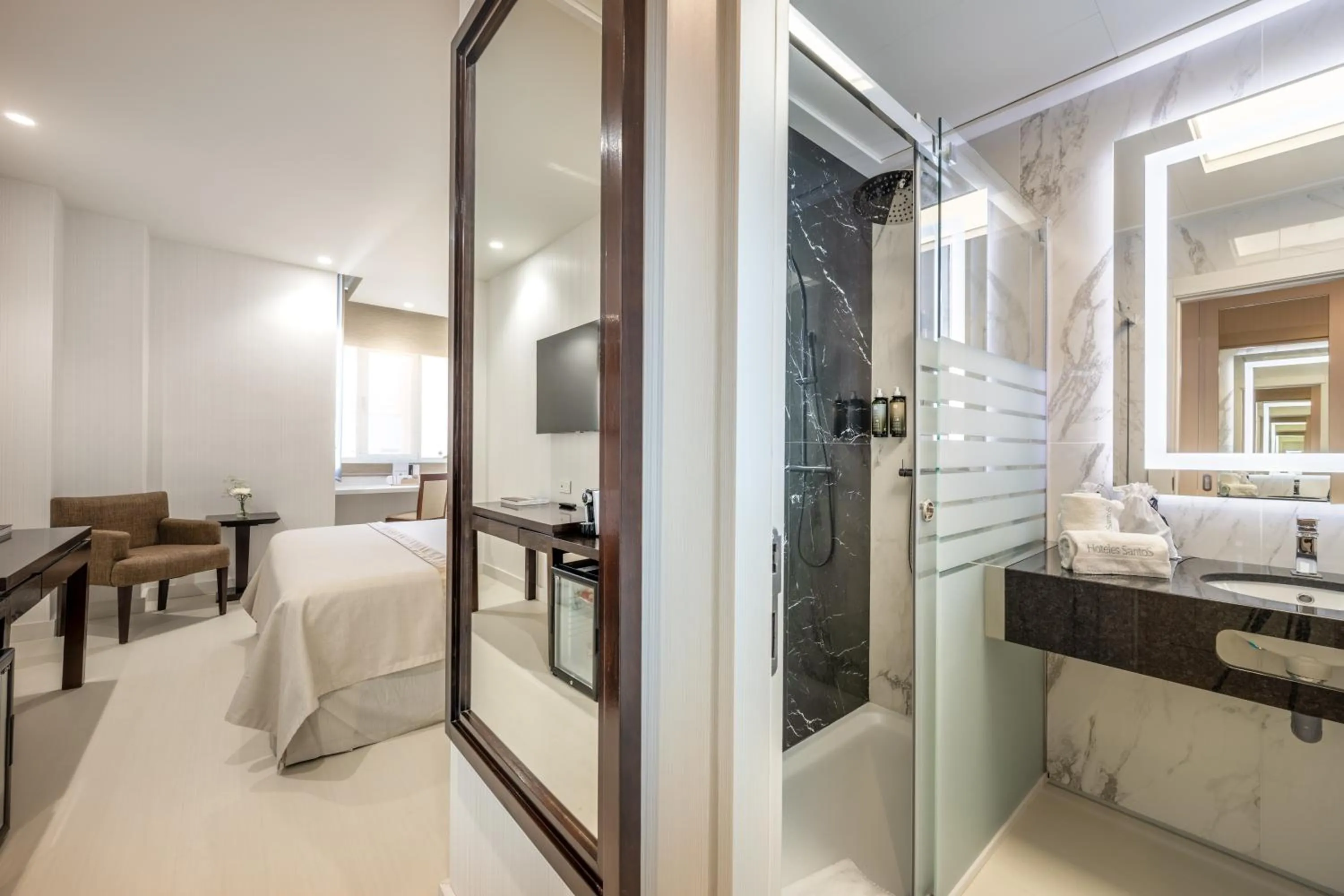 Bathroom, Bed in Hotel Saray