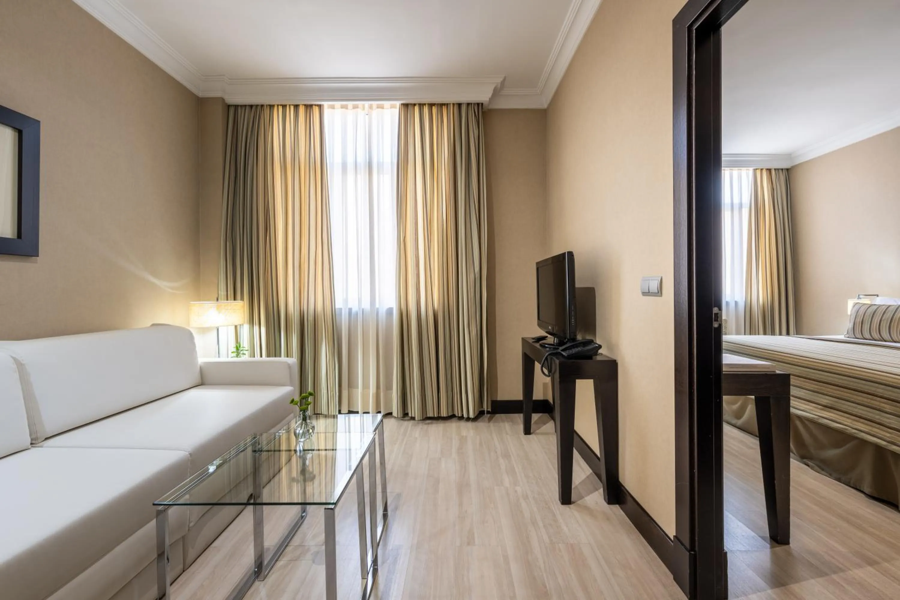 Living room, Bed in Hotel Saray