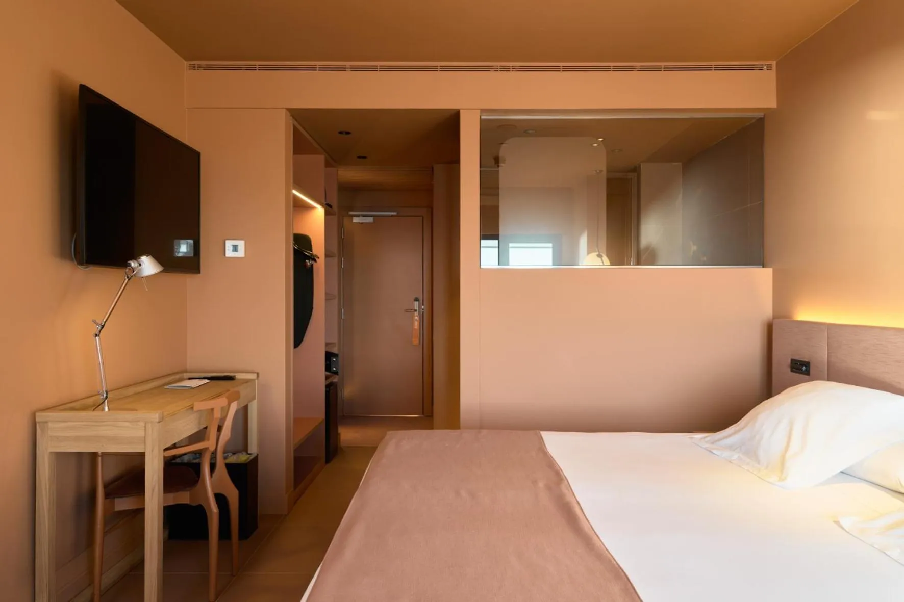 Photo of the whole room, Bed in Barcelona Princess