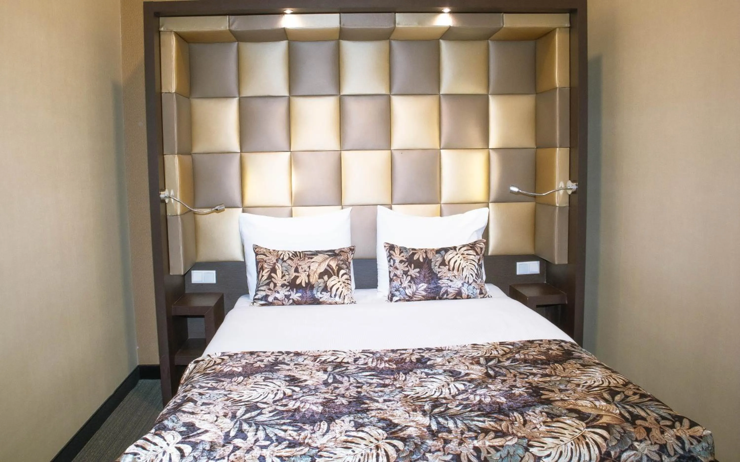 Bedroom, Bed in Golden Mansion Apartment Hotel