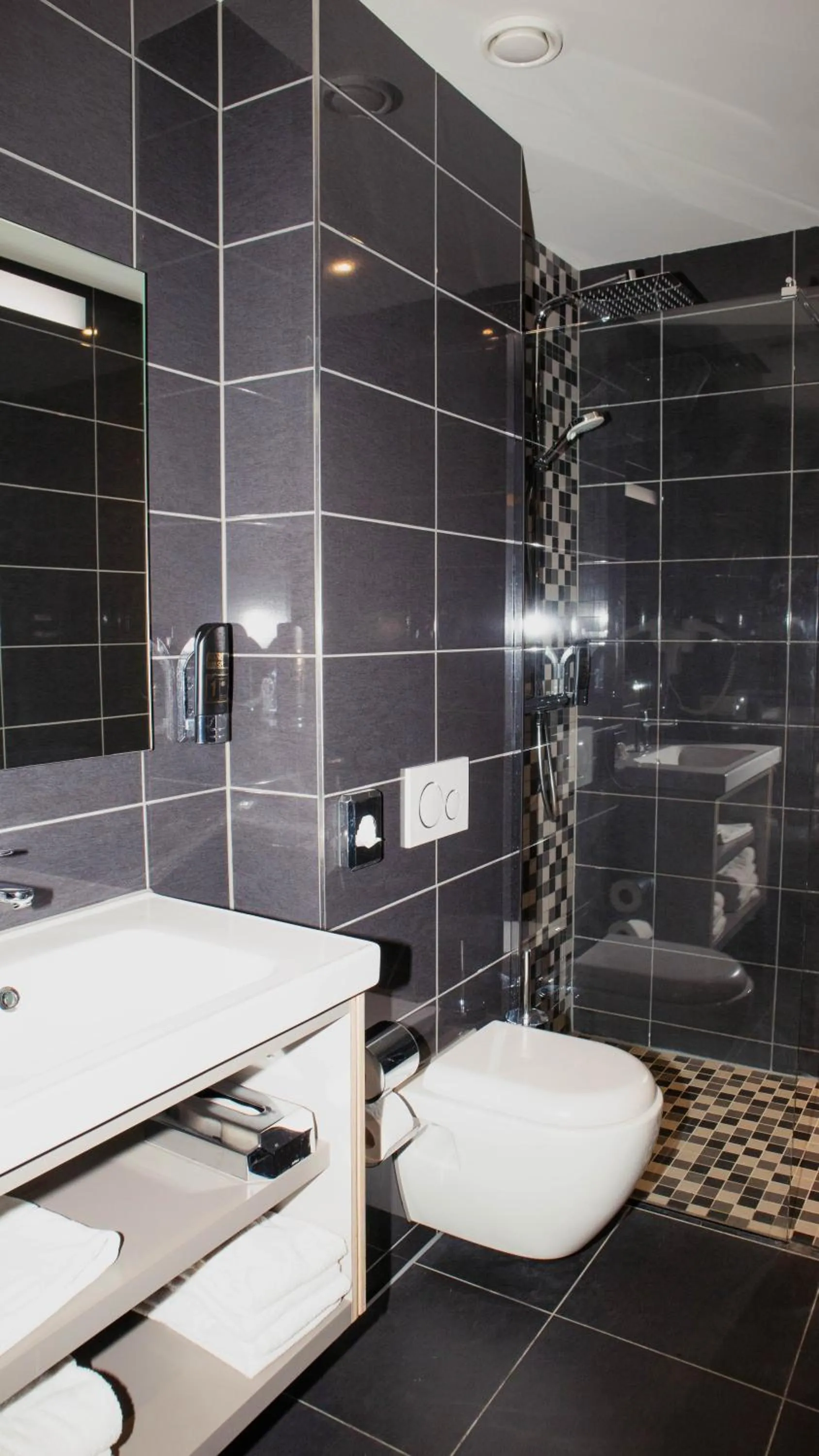 Bathroom in Golden Mansion Apartment Hotel