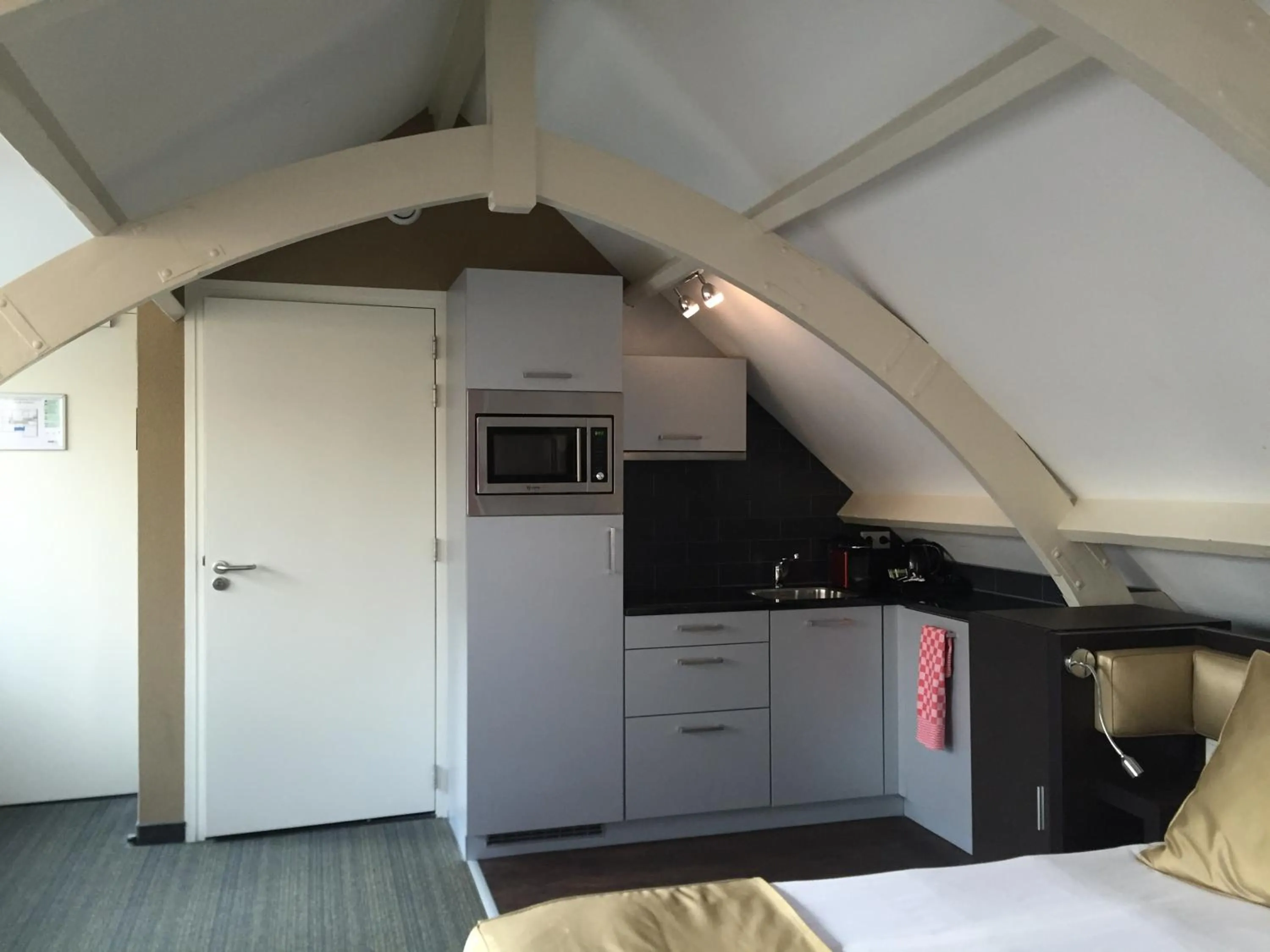 Kitchen or kitchenette, Bed in Golden Mansion Apartment Hotel