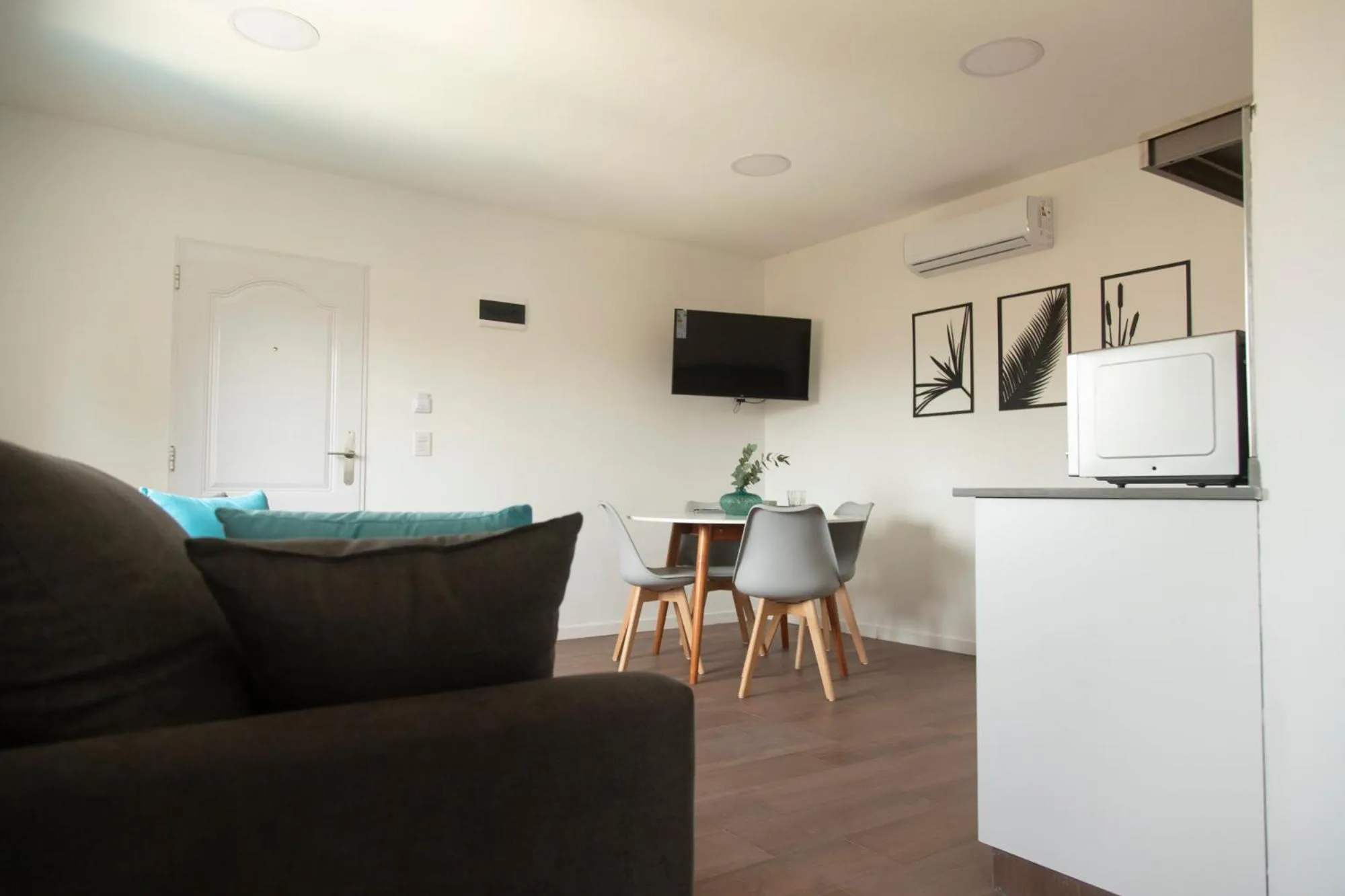 Communal lounge/ TV room in Rozas Apart