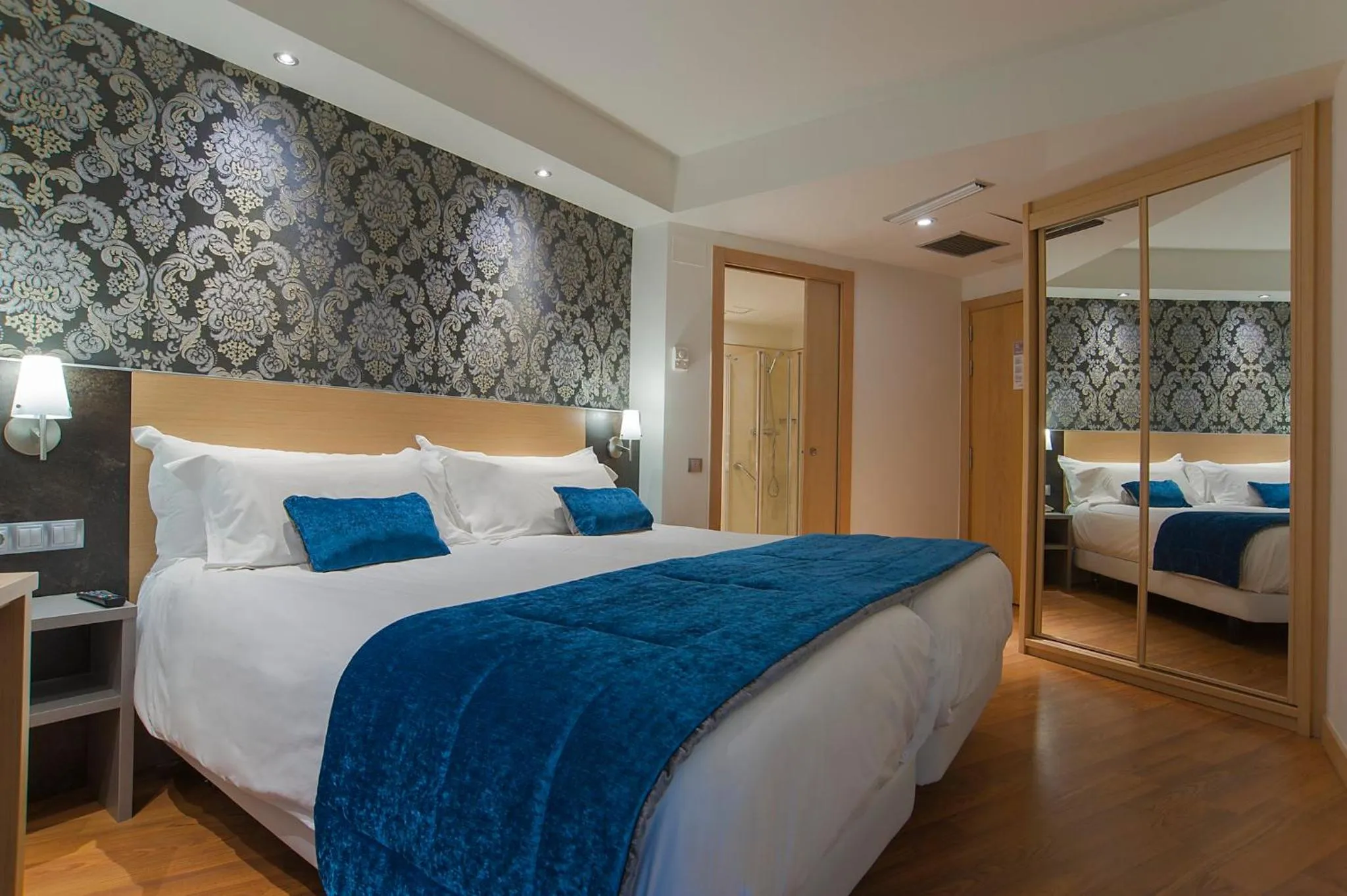 Photo of the whole room, Bed in Sercotel Codina