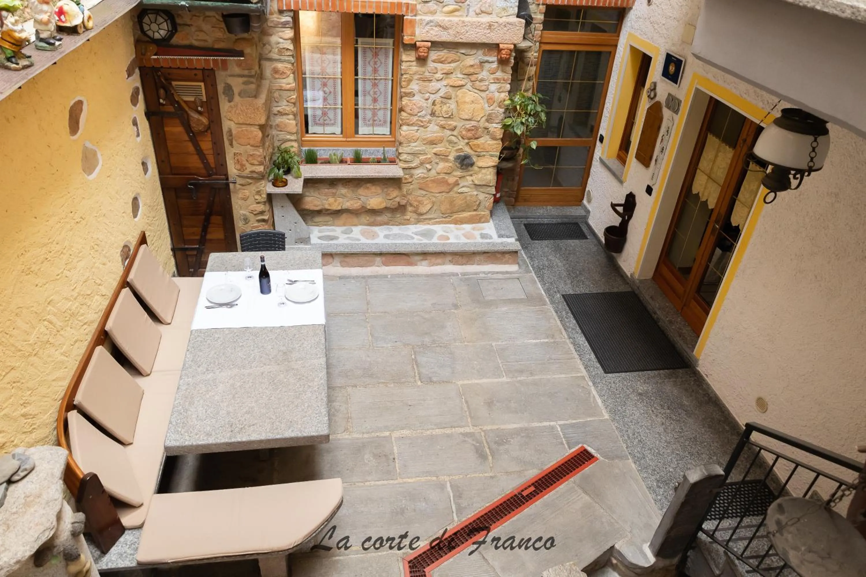 Inner courtyard view in Appartamento nella splendida Corte - Lago Lugano