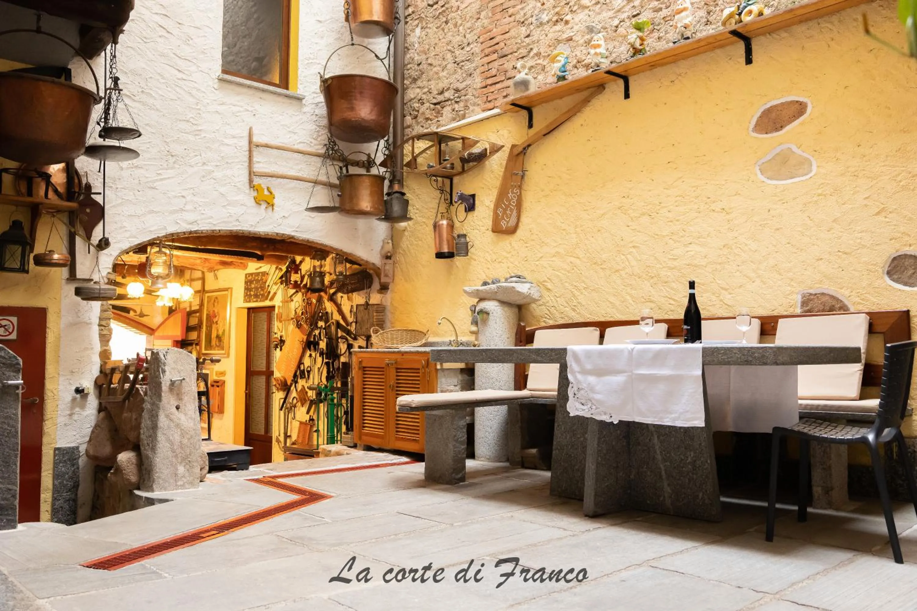 Inner courtyard view in Appartamento nella splendida Corte - Lago Lugano