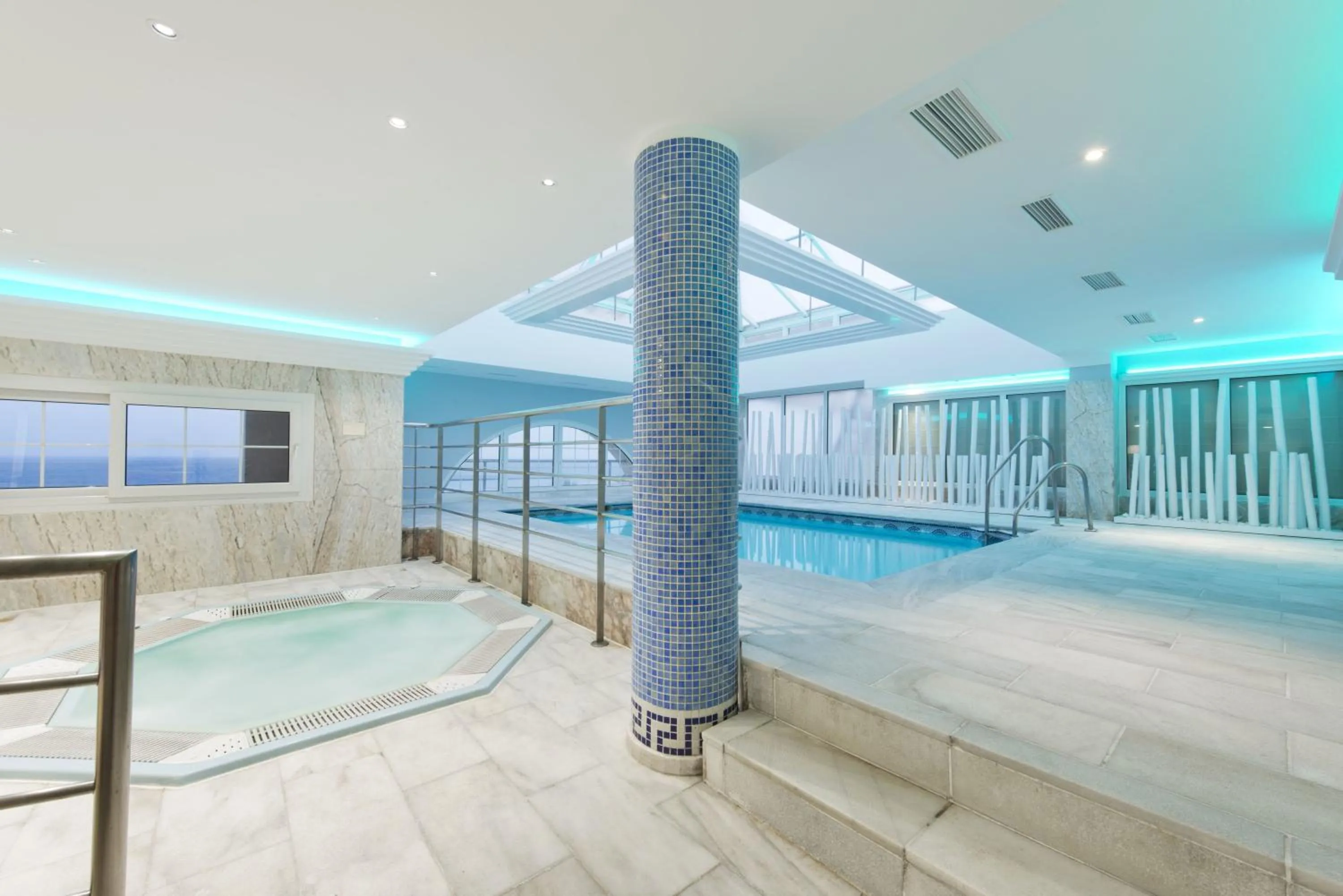 Swimming pool in Elba Motril Beach & Business Hotel