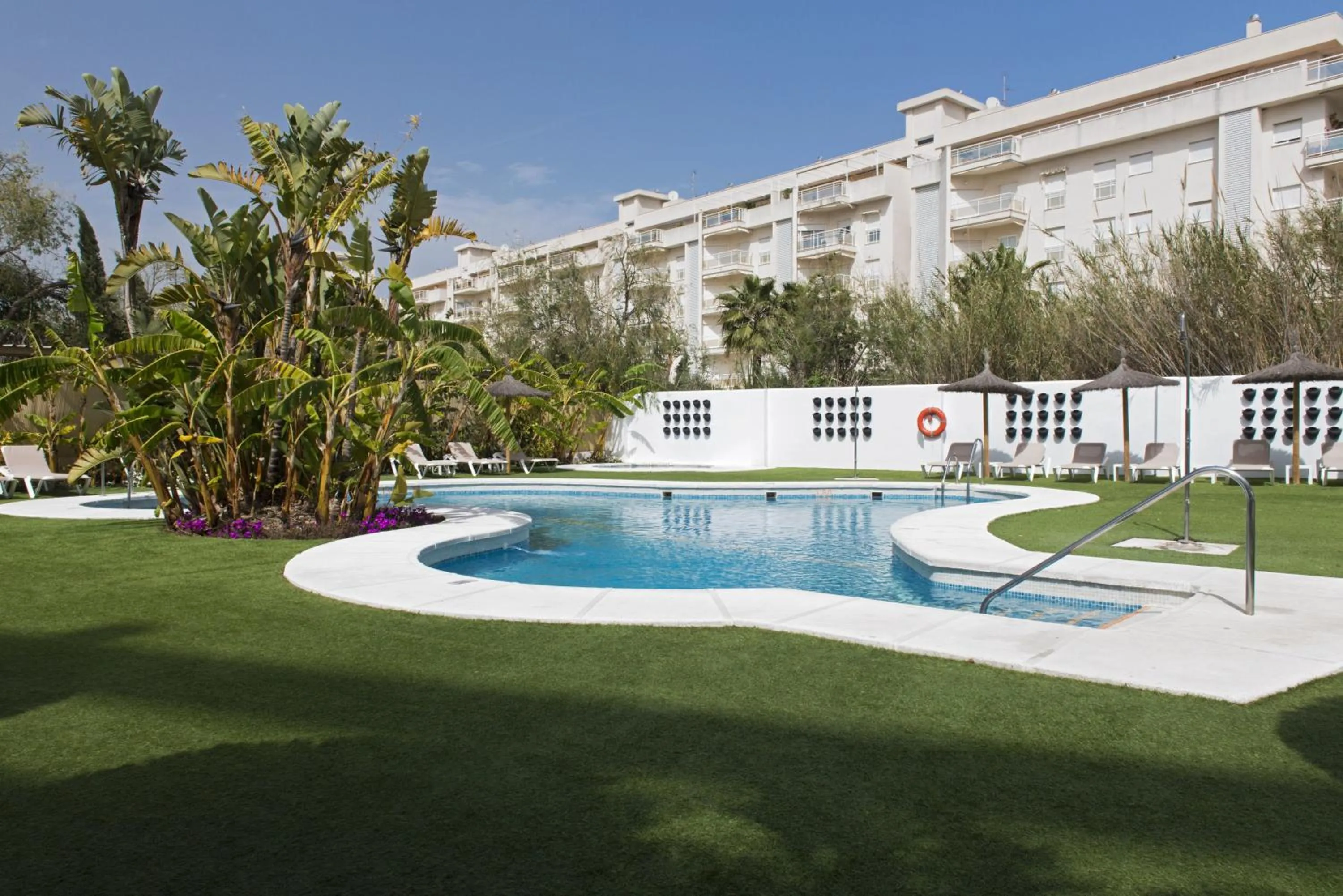 Swimming pool in Elba Motril Beach & Business Hotel