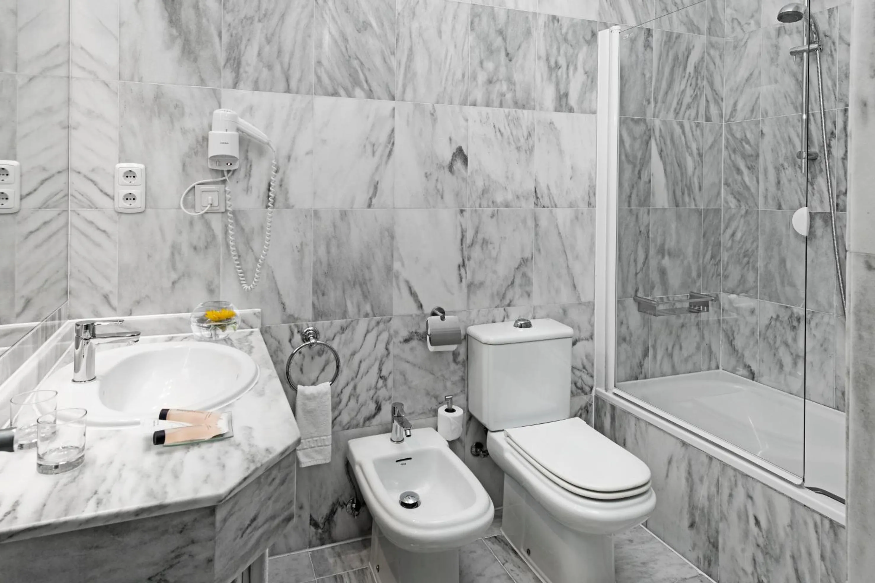 Toilet in Elba Motril Beach & Business Hotel