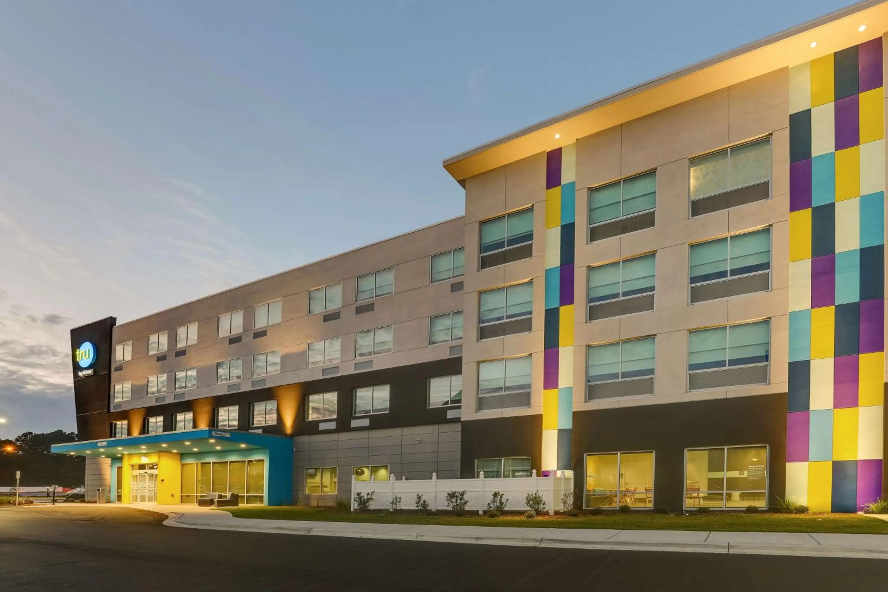 Property building in Tru By Hilton Smithfield I-95