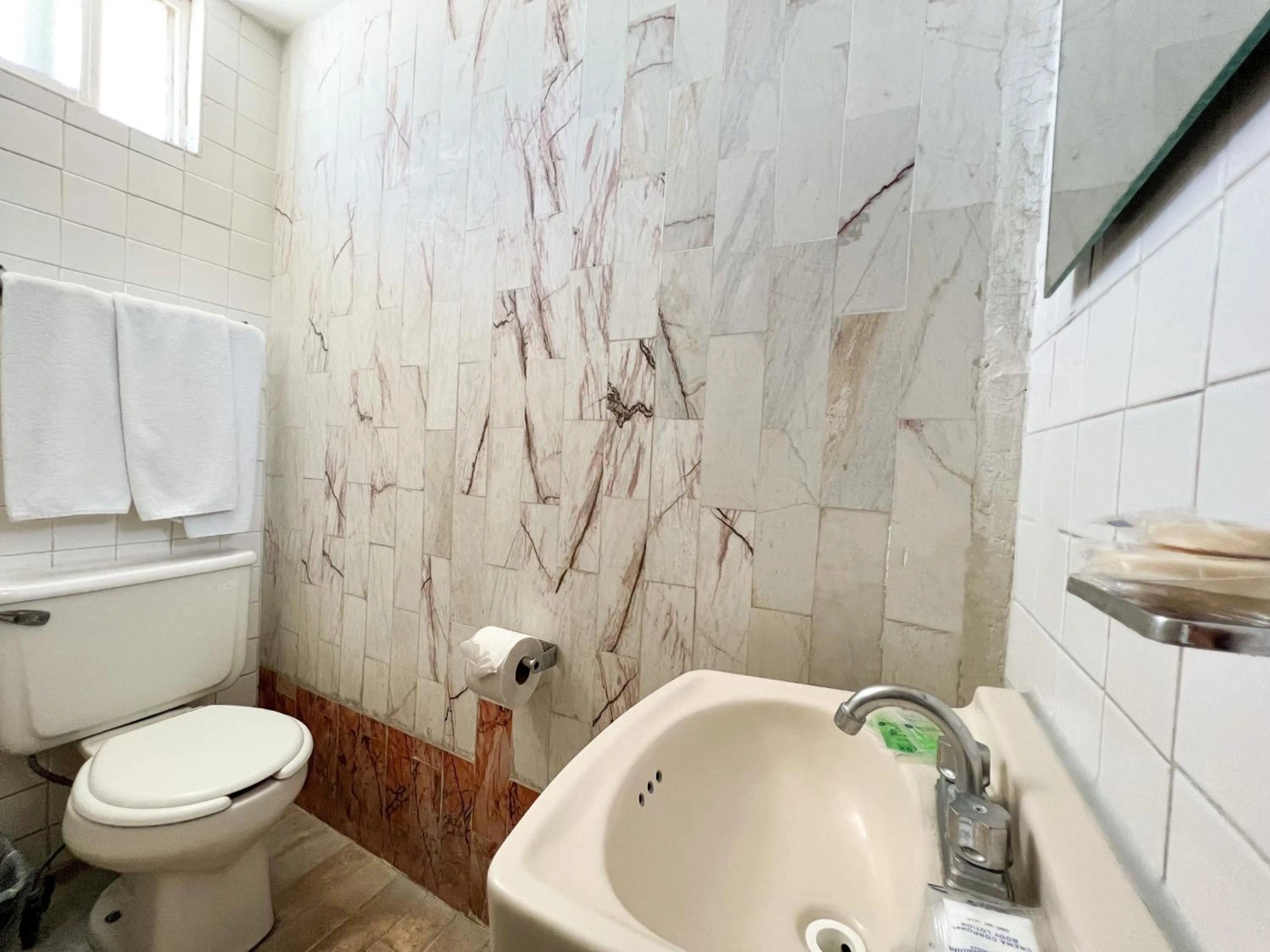 Bathroom in Hotel Argentina