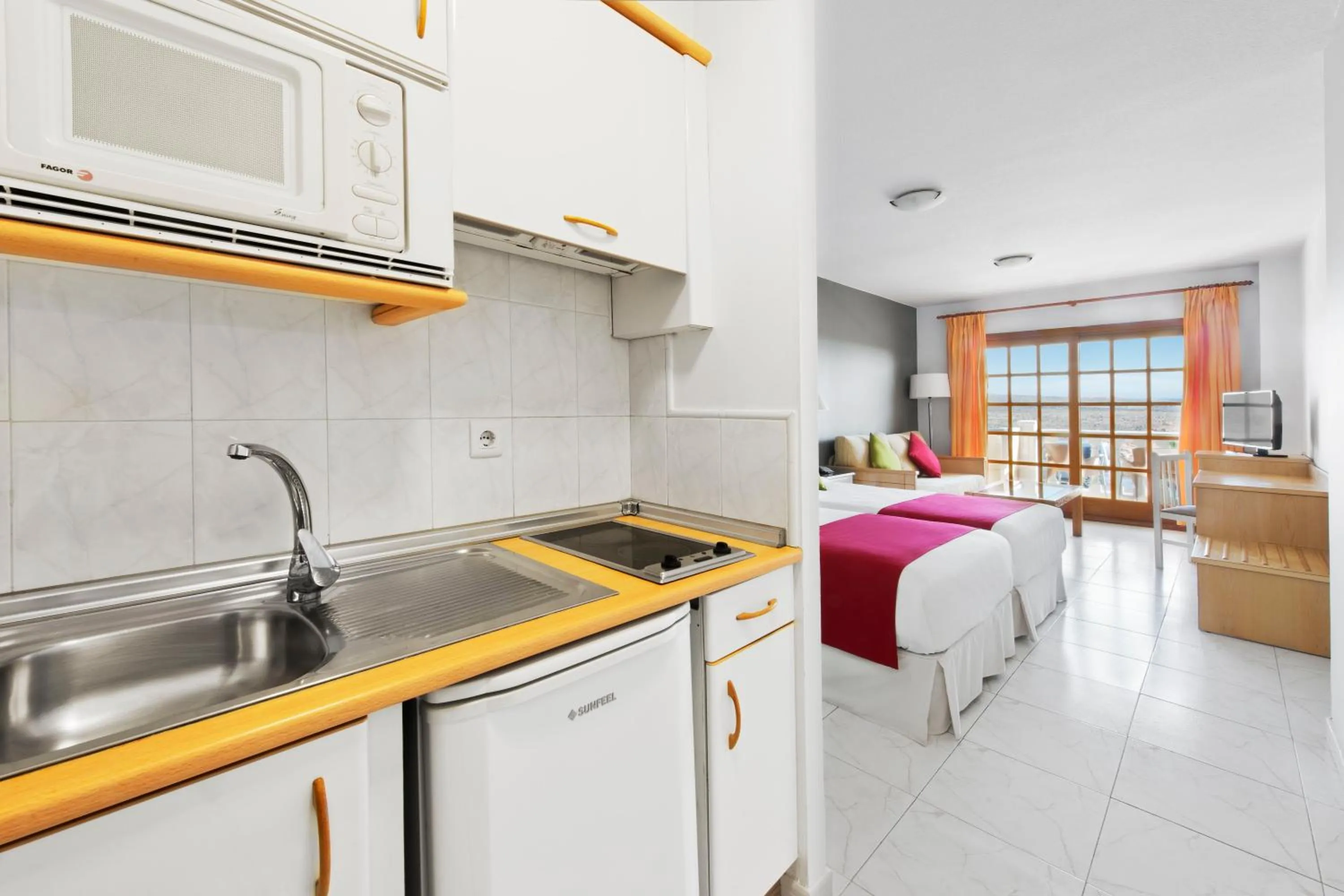 Kitchen or kitchenette in Elba Castillo San Jorge & Antigua Suite Hotel