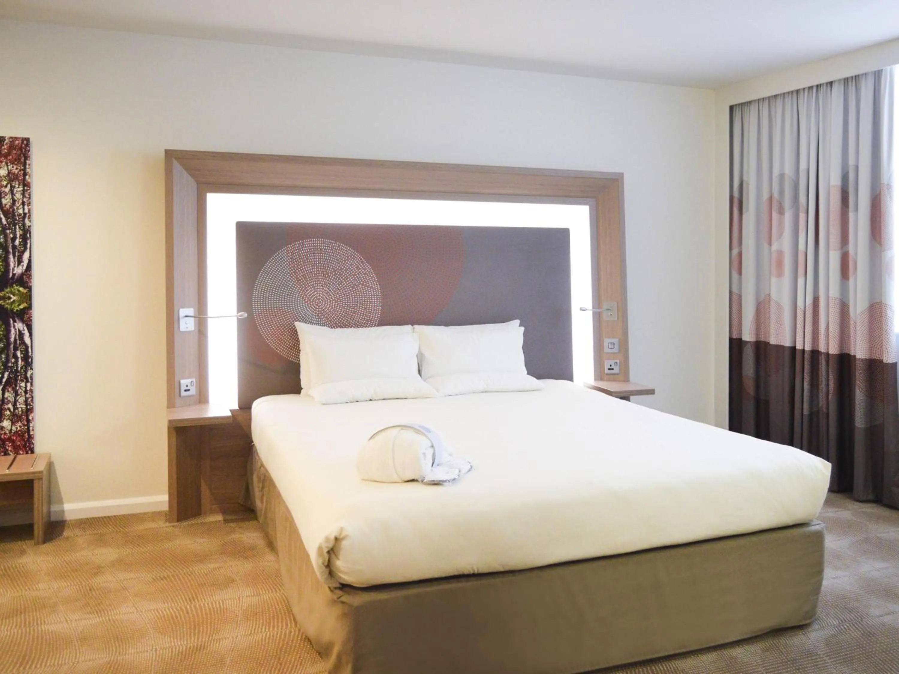 Bedroom, Bed in Novotel London Brentford