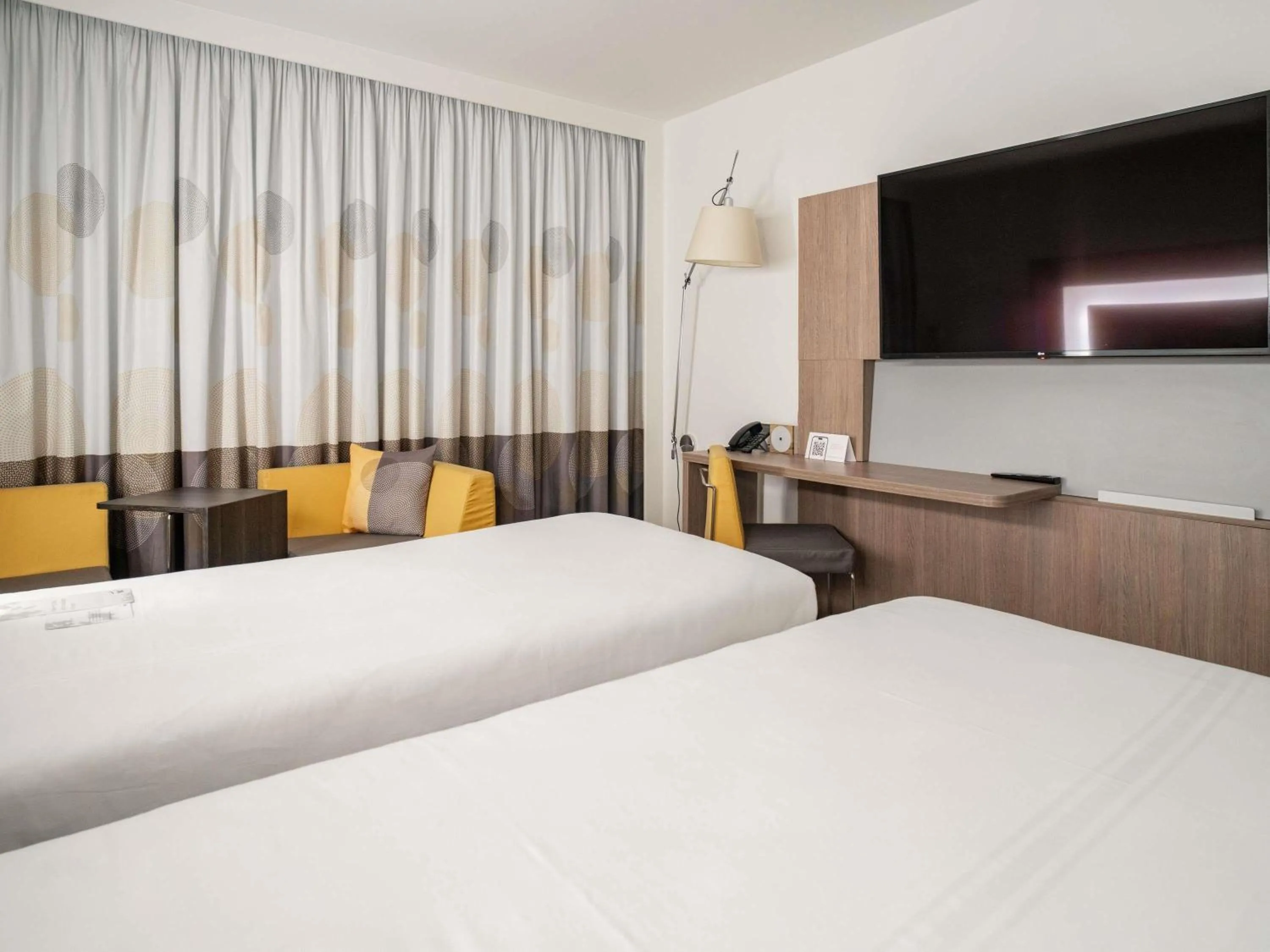 Bedroom, Bed in Novotel London Brentford