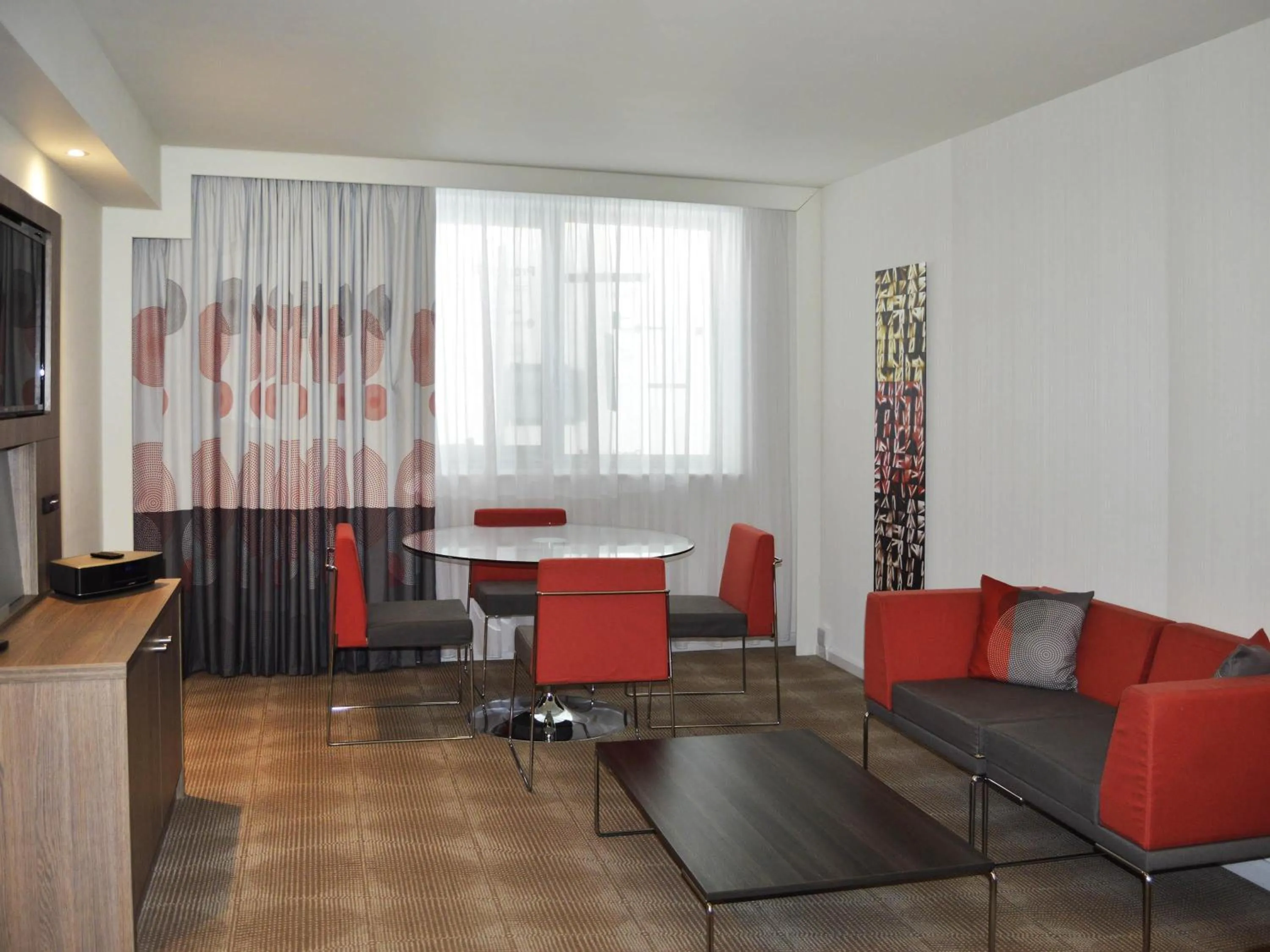 Photo of the whole room in Novotel London Brentford