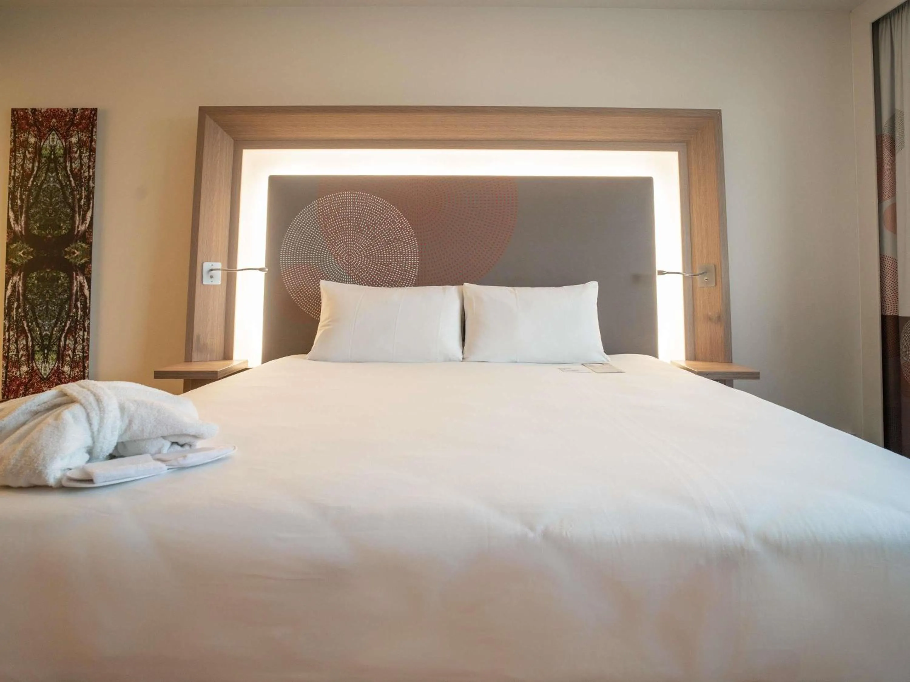 Bedroom, Bed in Novotel London Brentford