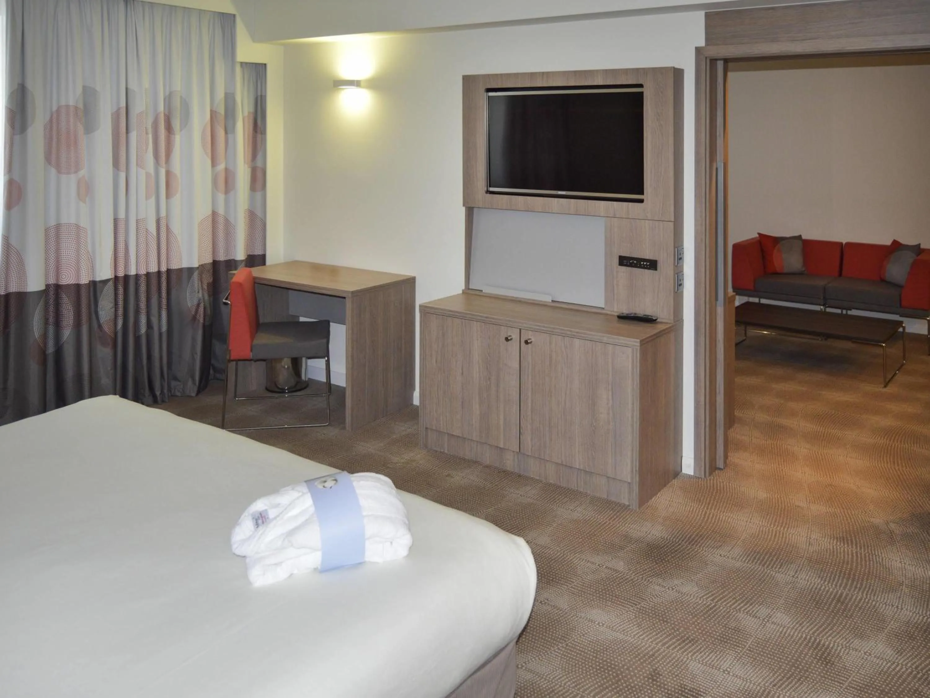 Bedroom, Bed in Novotel London Brentford