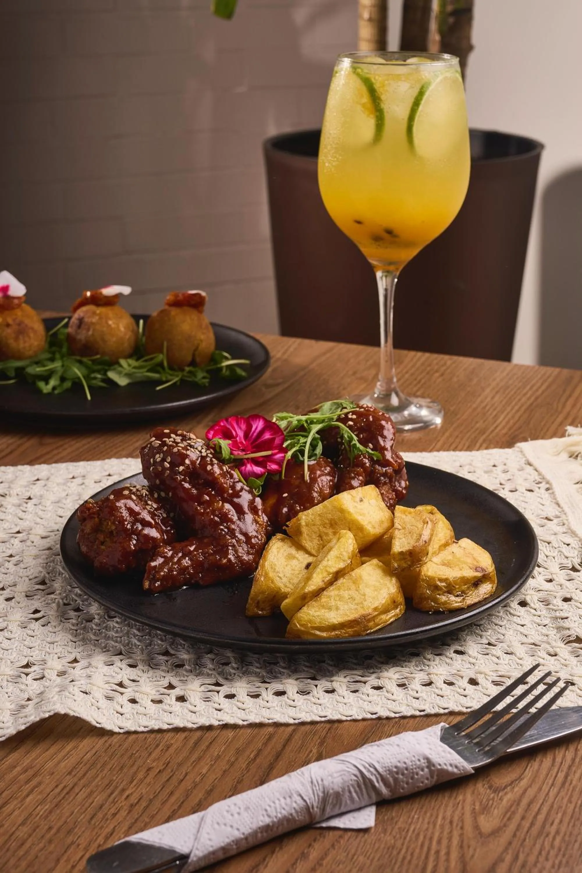 Restaurant/places to eat in Hotel Elite