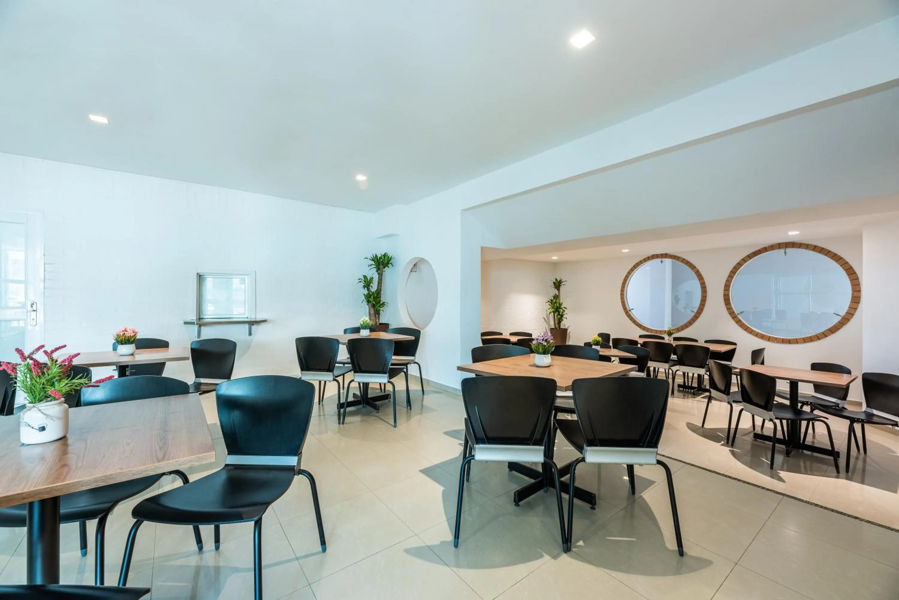 Restaurant/places to eat in Hotel Elite