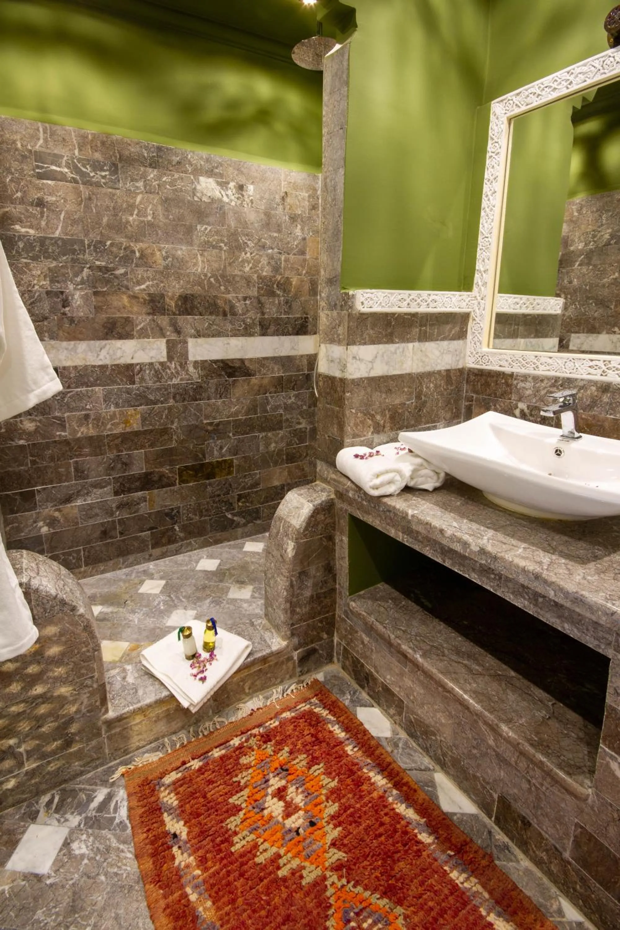 Shower in Riad SofYan & Spa