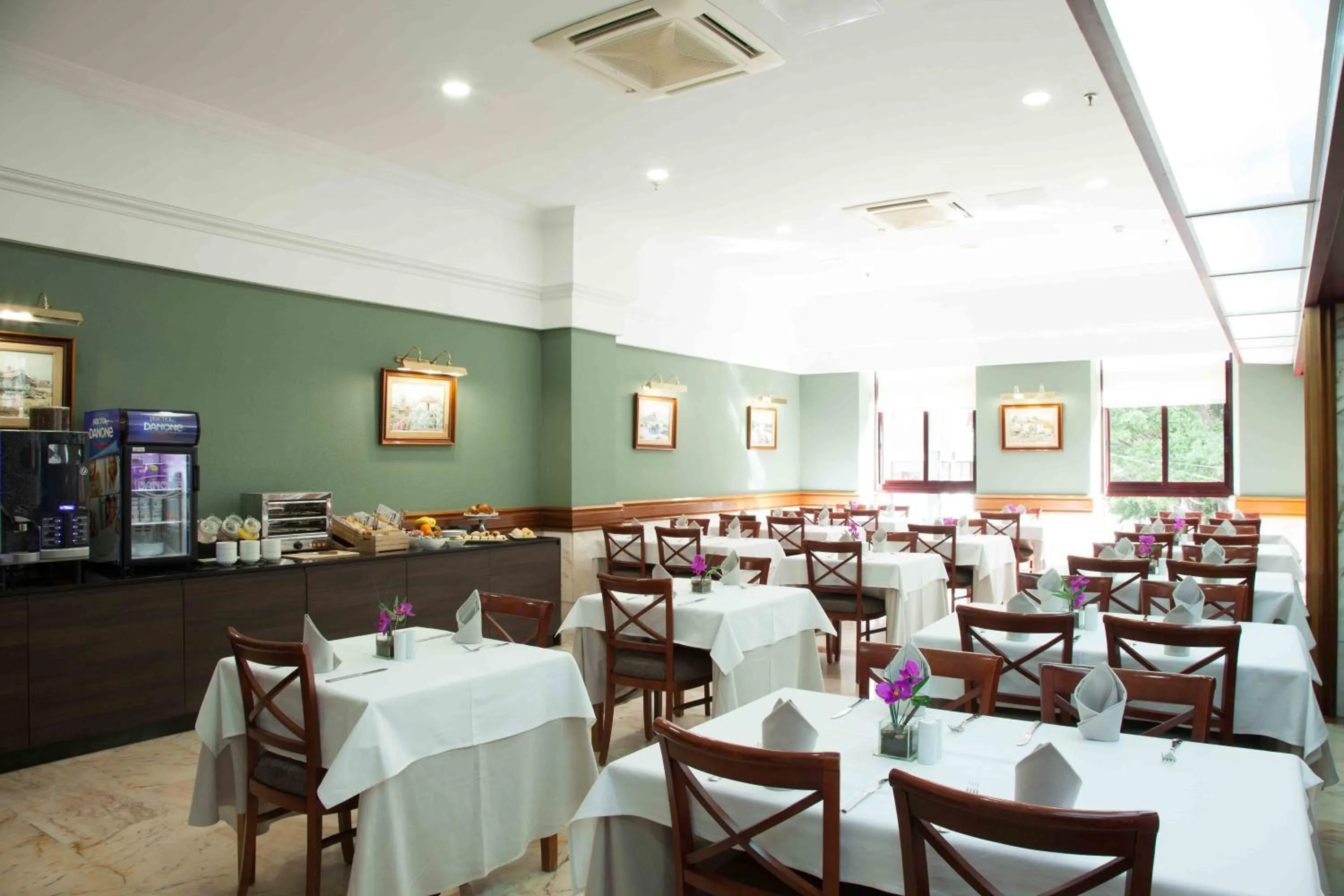 Restaurant/places to eat in Hotel Principe Paz