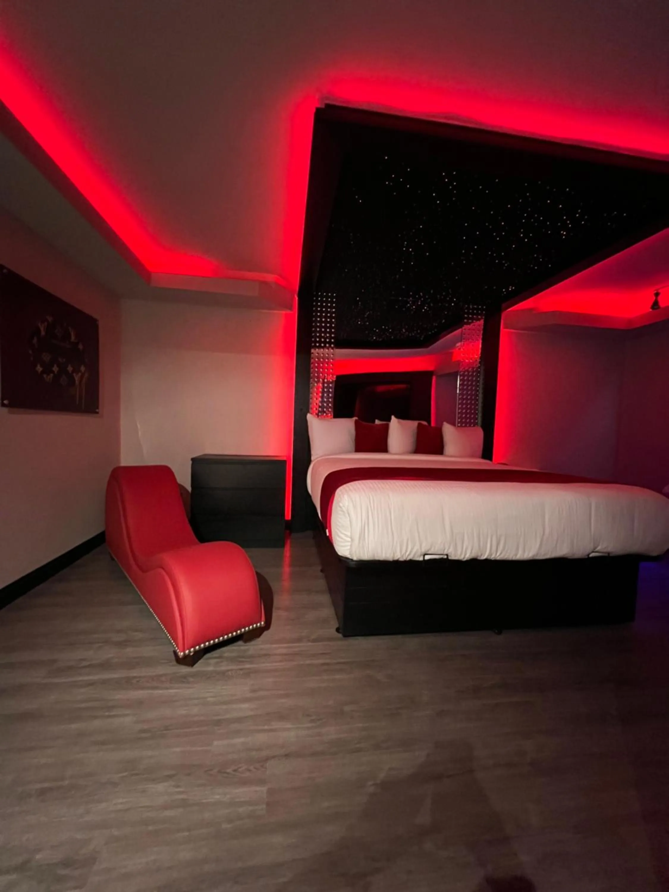 Bedroom, Bed in Imperial Suites, Adults Only