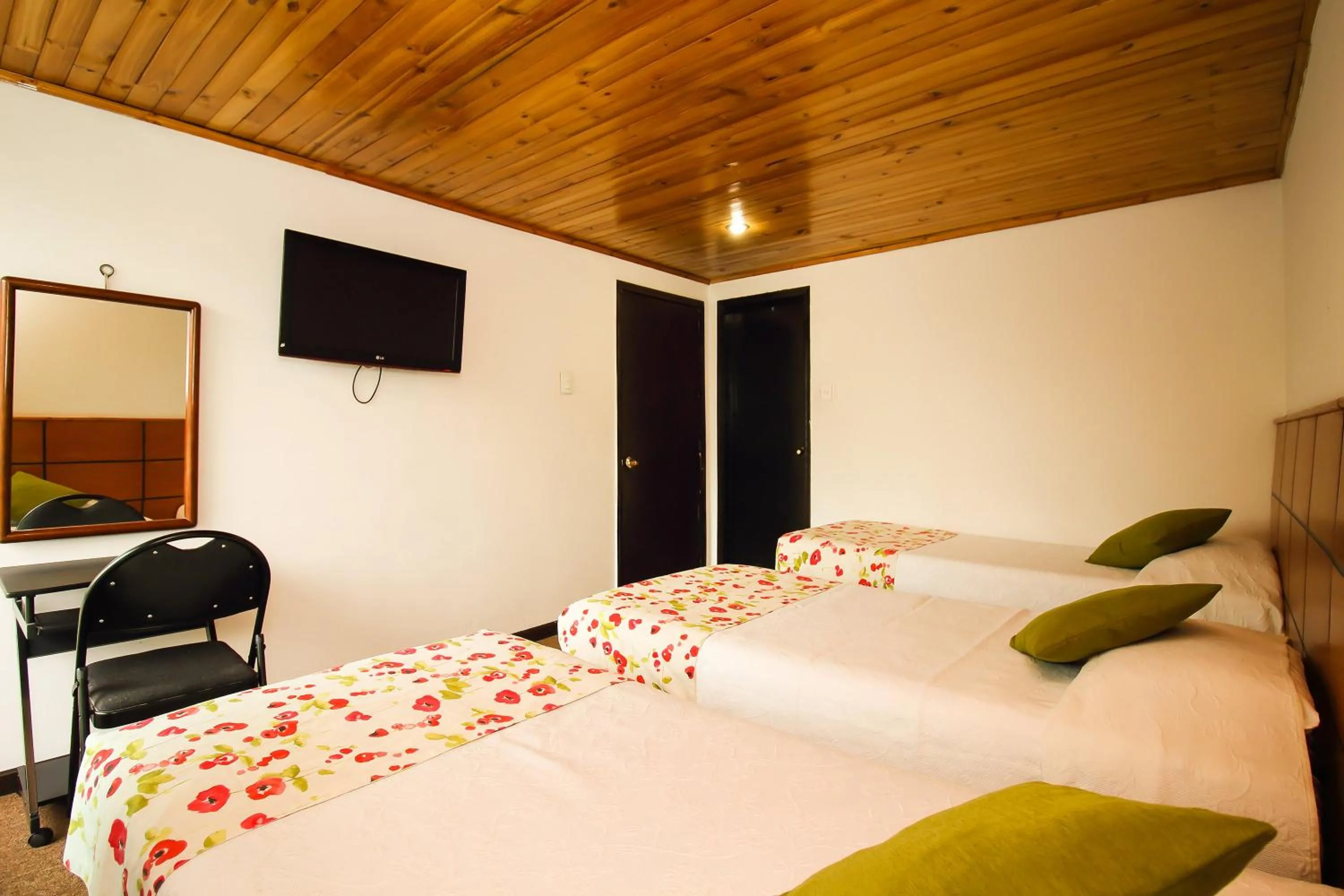 Photo of the whole room, Bed in Hotel Casa Quinta Embajada