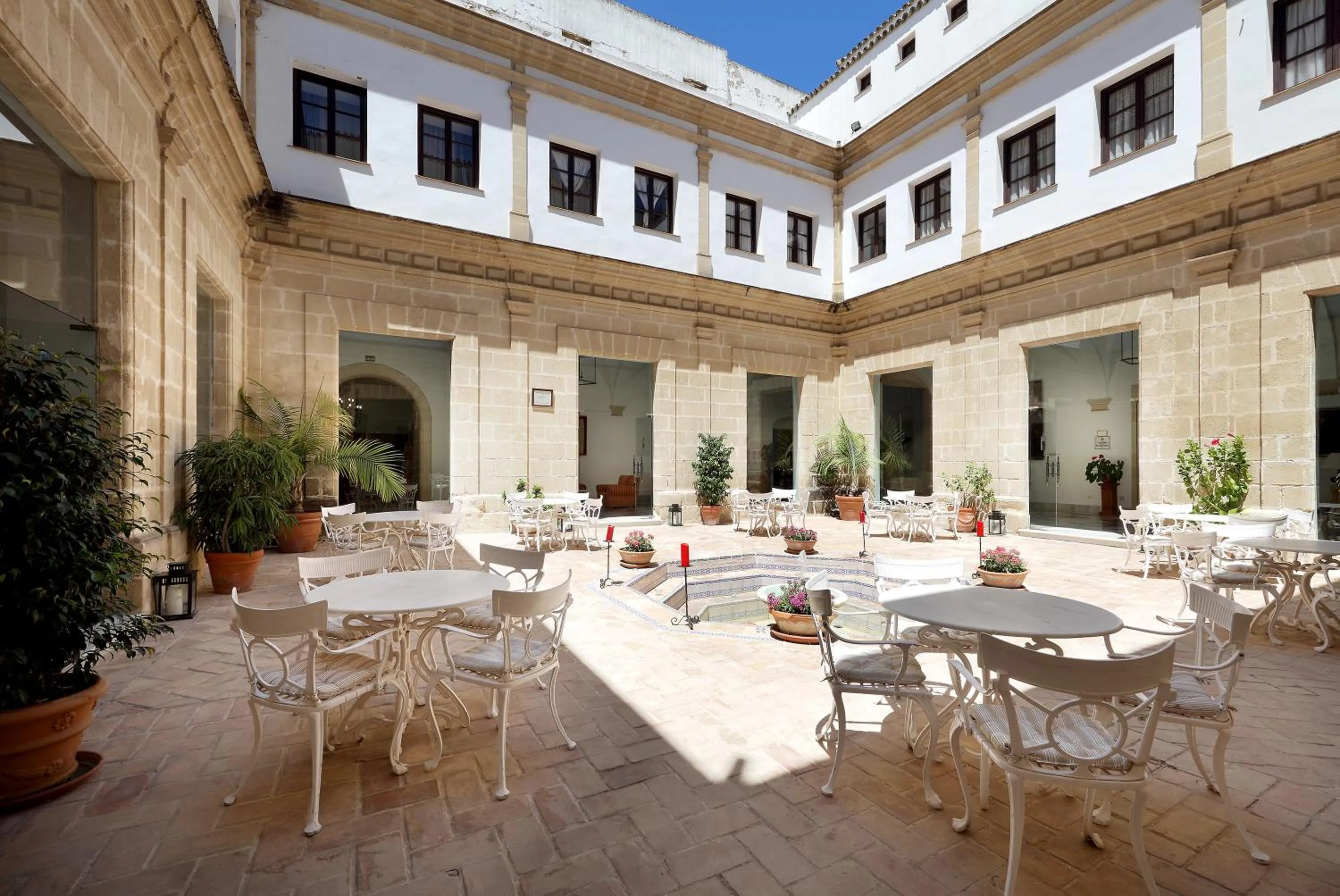 Patio in Crisol Monasterio de San Miguel