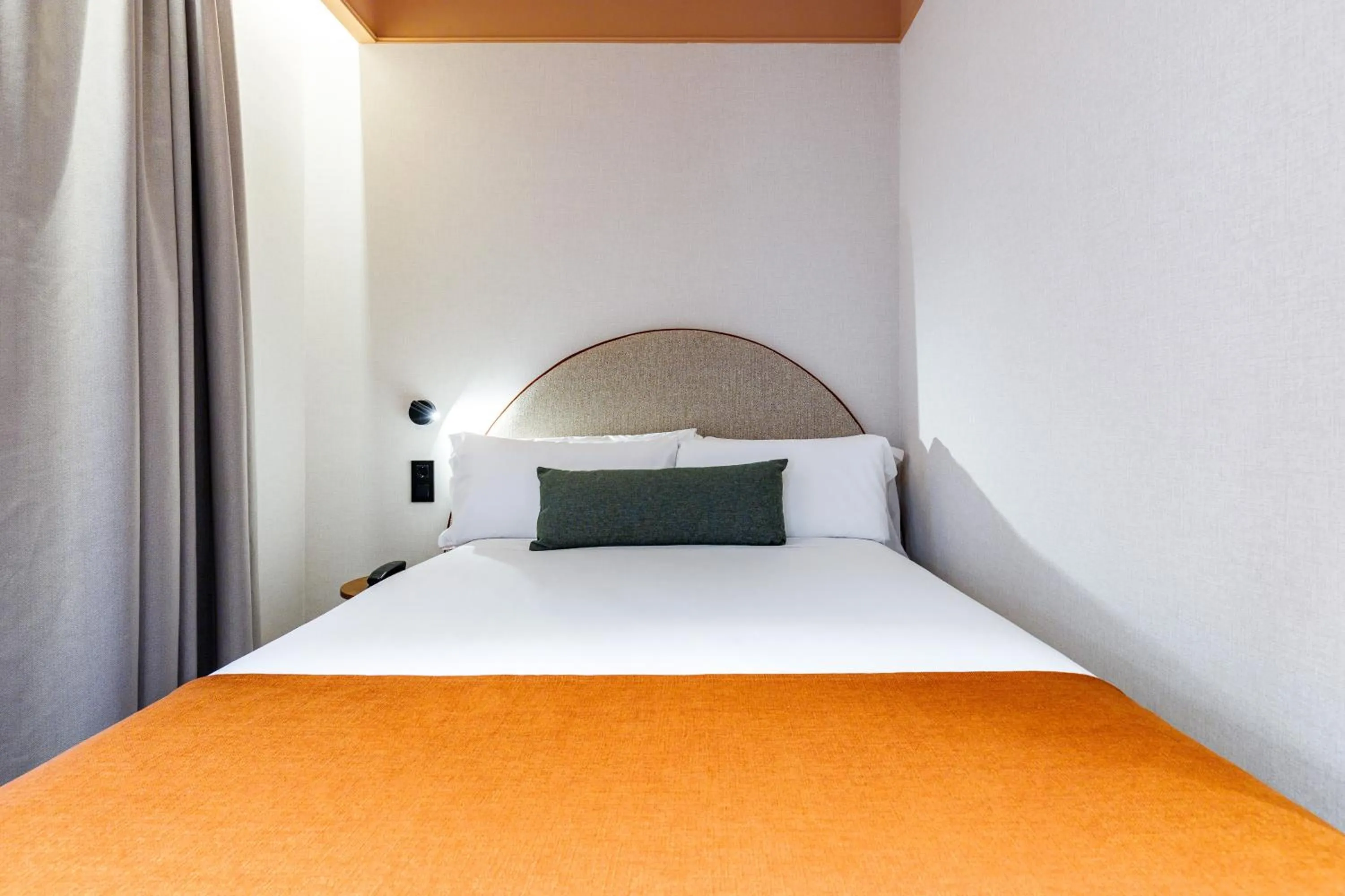 Bed in Petit Palace Puerta del Sol