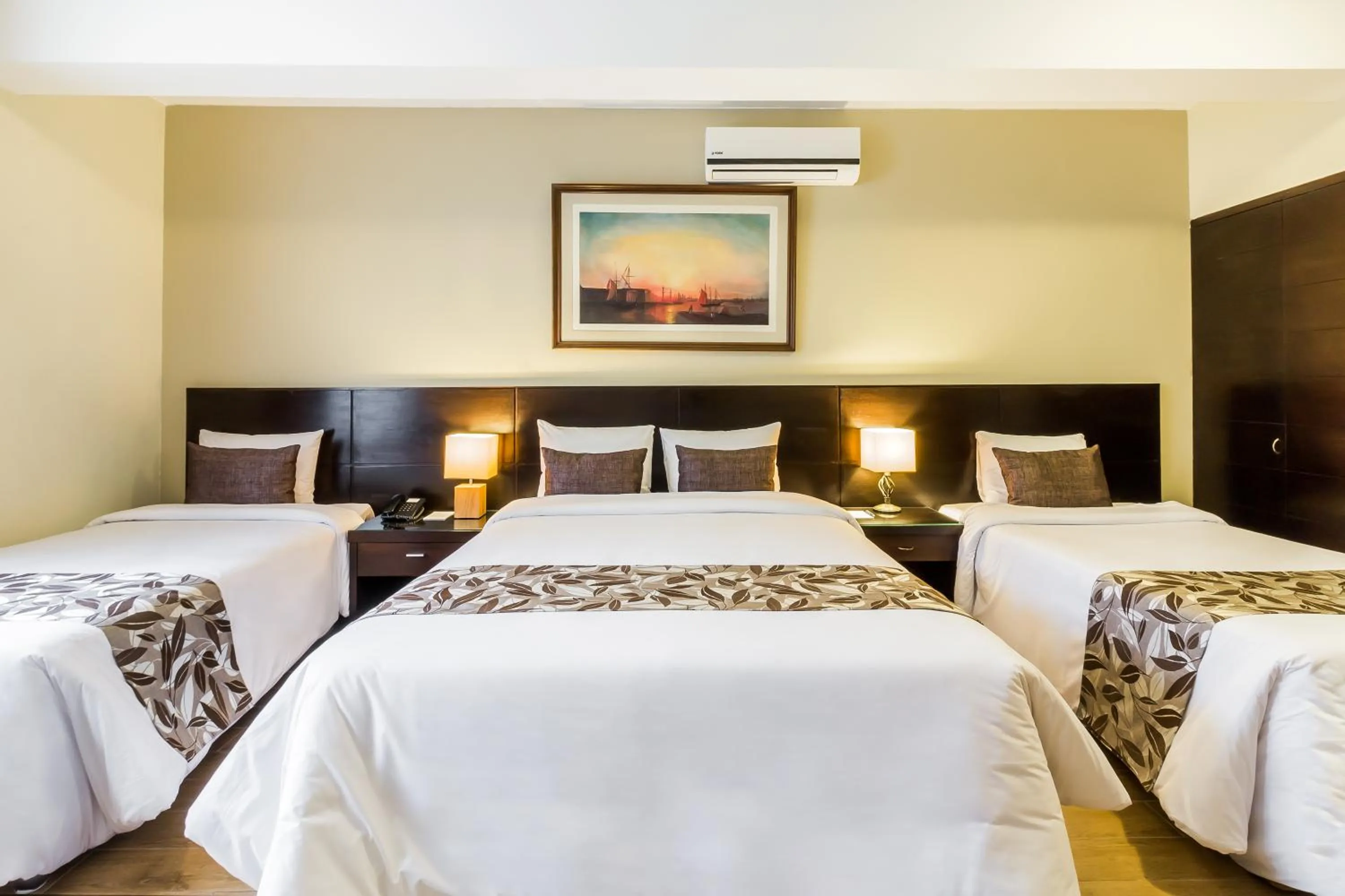 Photo of the whole room, Bed in El Tambo 1