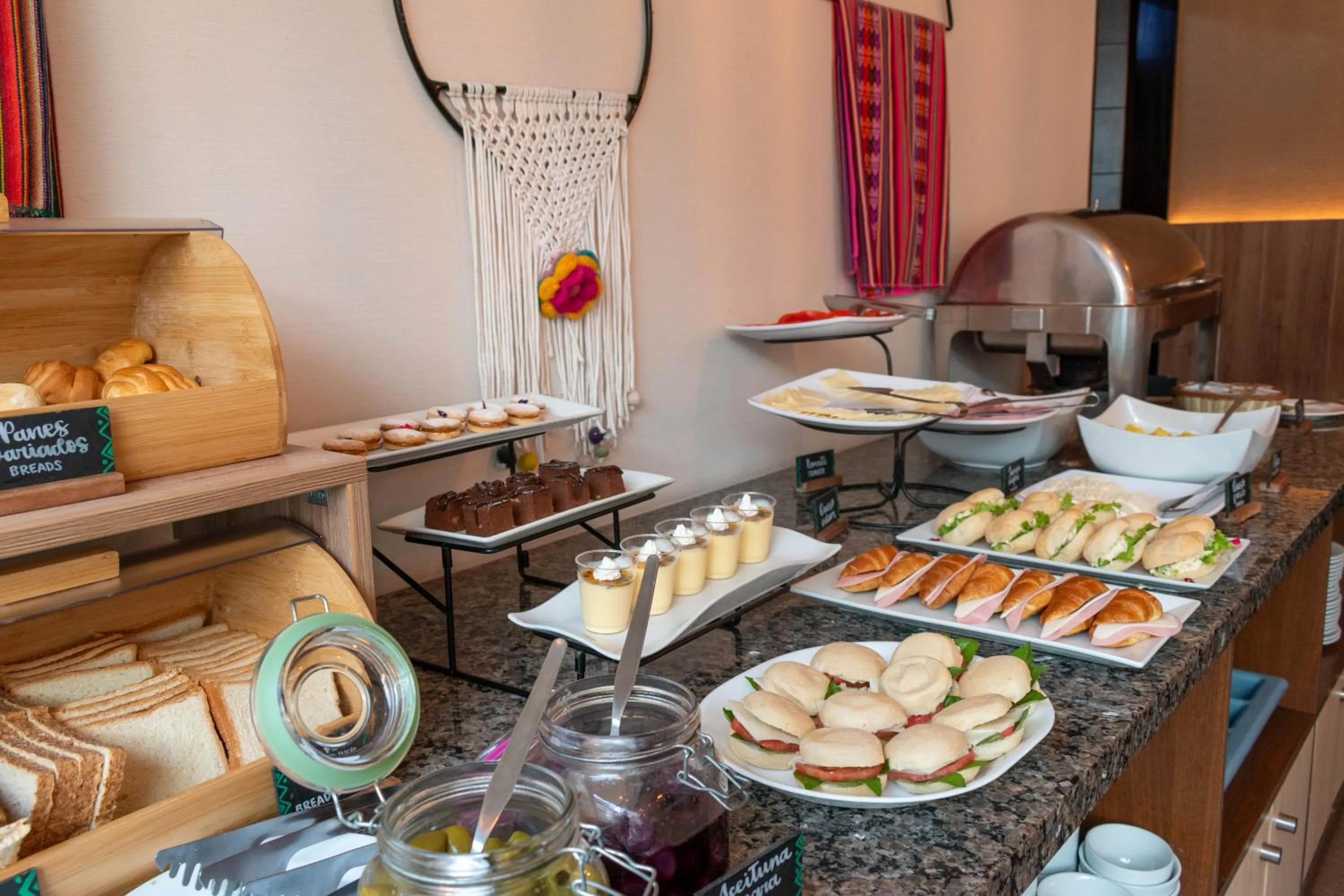 Buffet breakfast in El Tambo 1