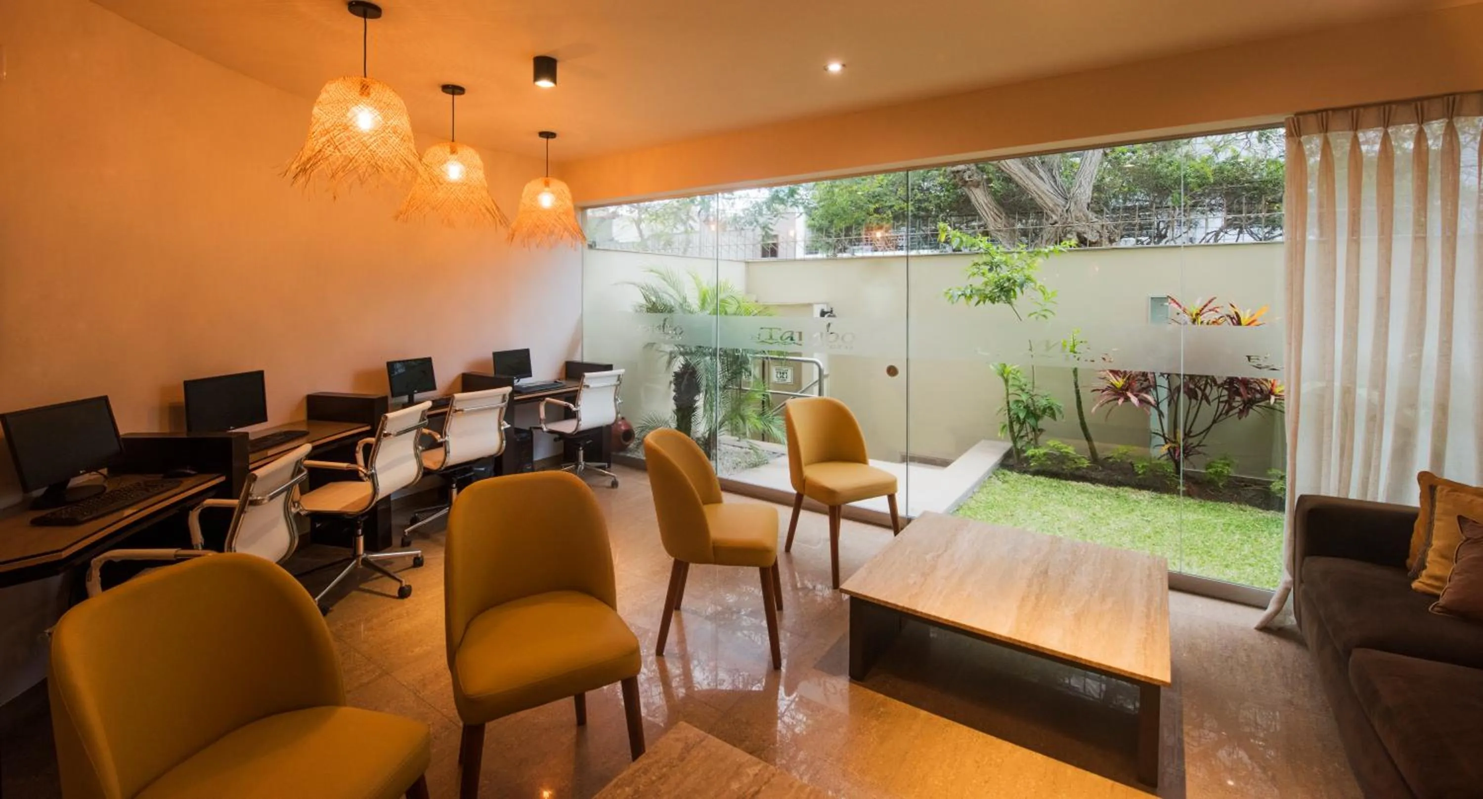 Business facilities in El Tambo 1