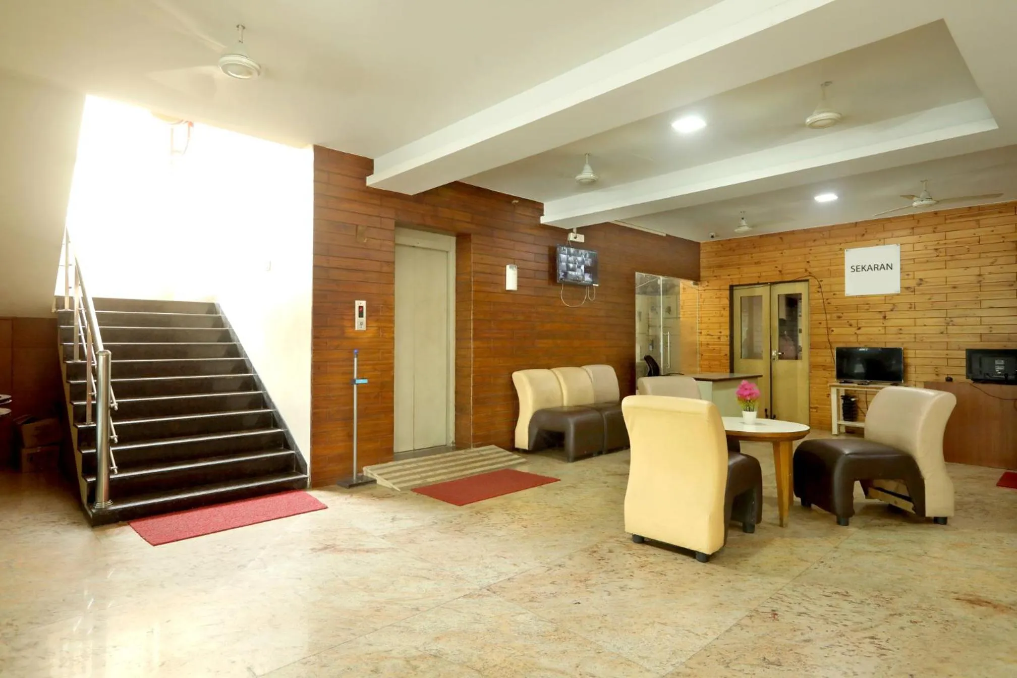 Lobby or reception in Sekaran Hotel OMR