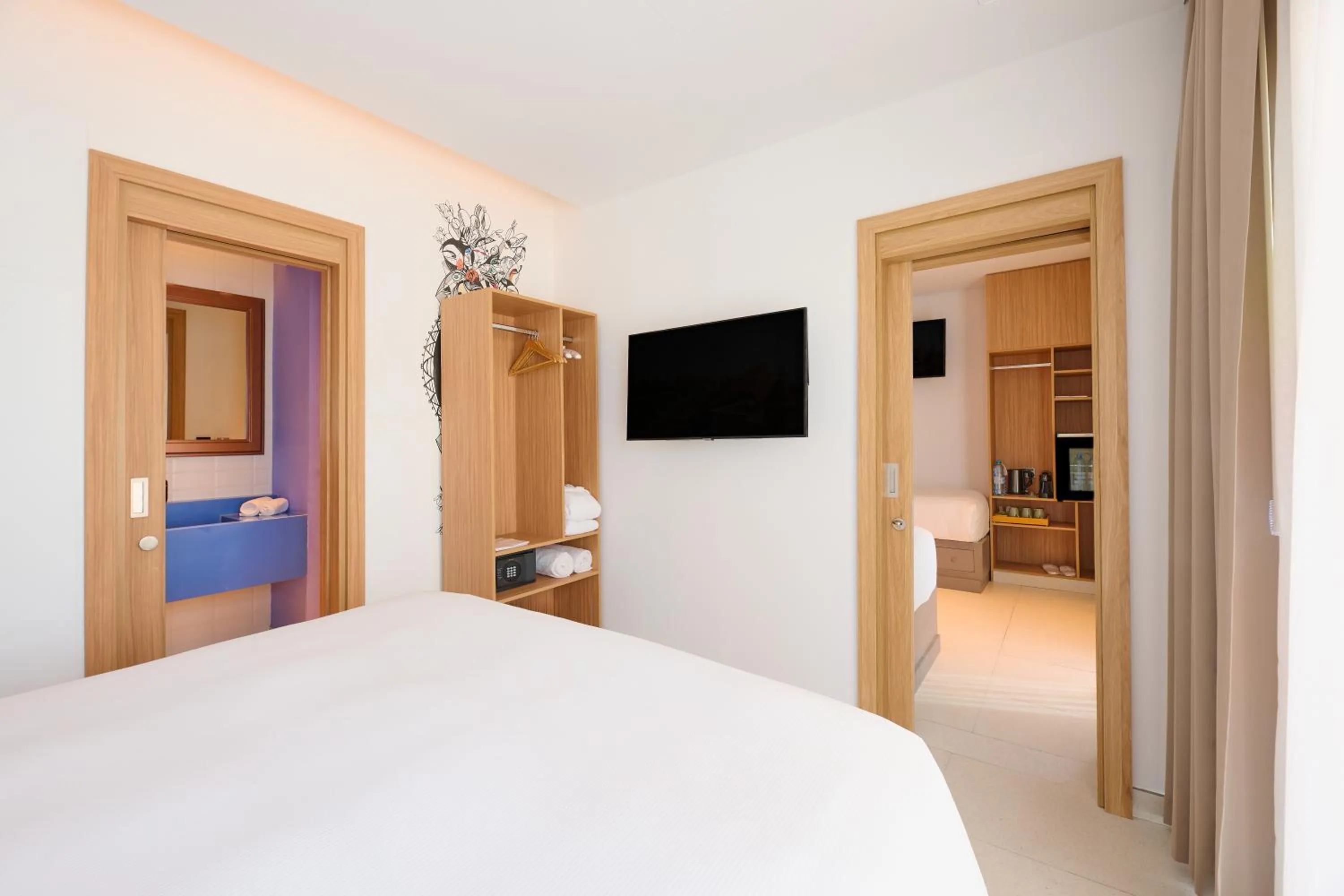 Bedroom, Bed in Fuwairit Kite Beach, Tapestry Collection By Hilton