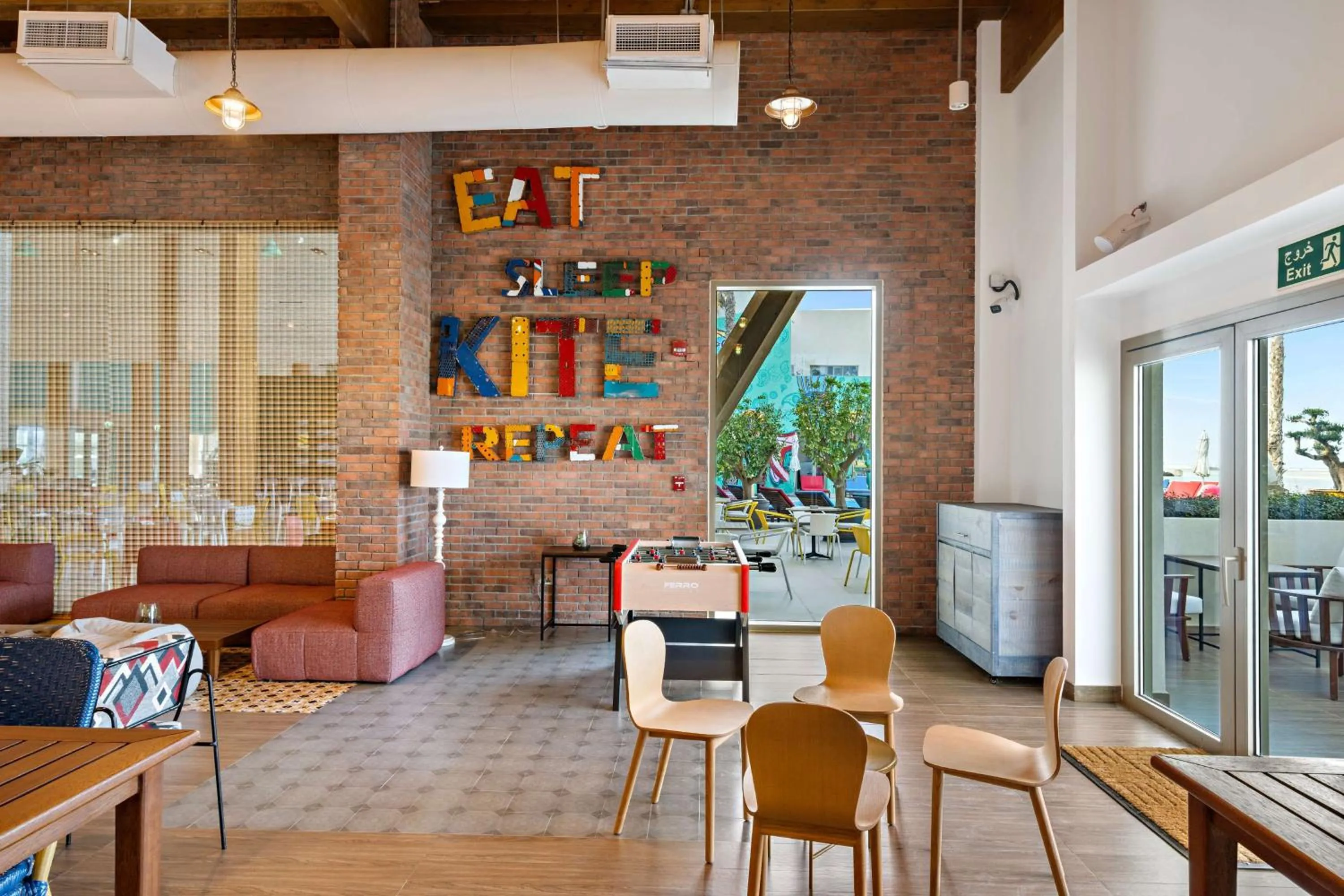 Lounge or bar in Fuwairit Kite Beach, Tapestry Collection By Hilton