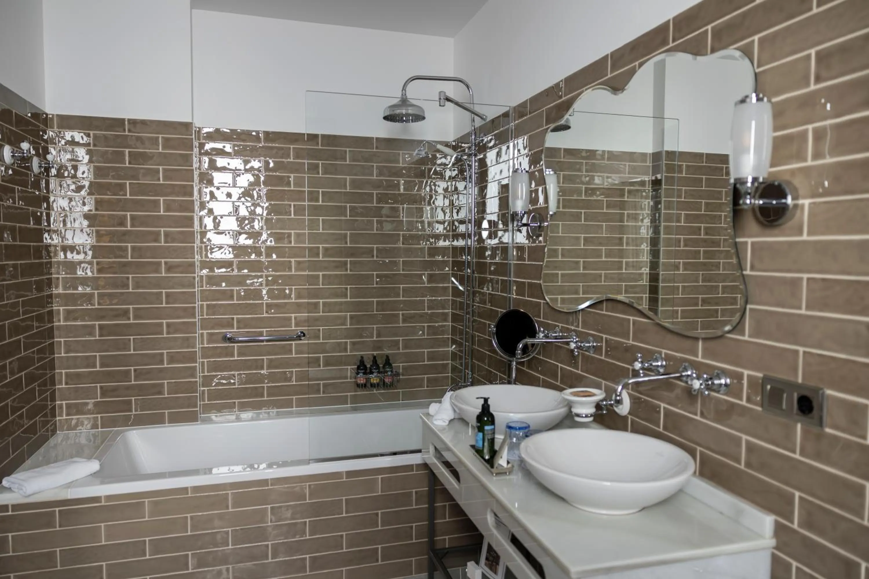 Shower in Hotel Gravina 51